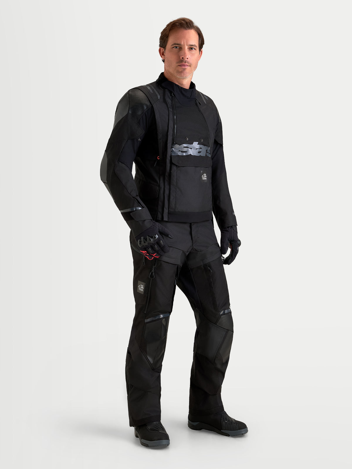Alpinestars Harok V2 Drystar, czarna męska kurtka motocyklowa adventure na modelu, z wentylacją i wodoodporną konstrukcją