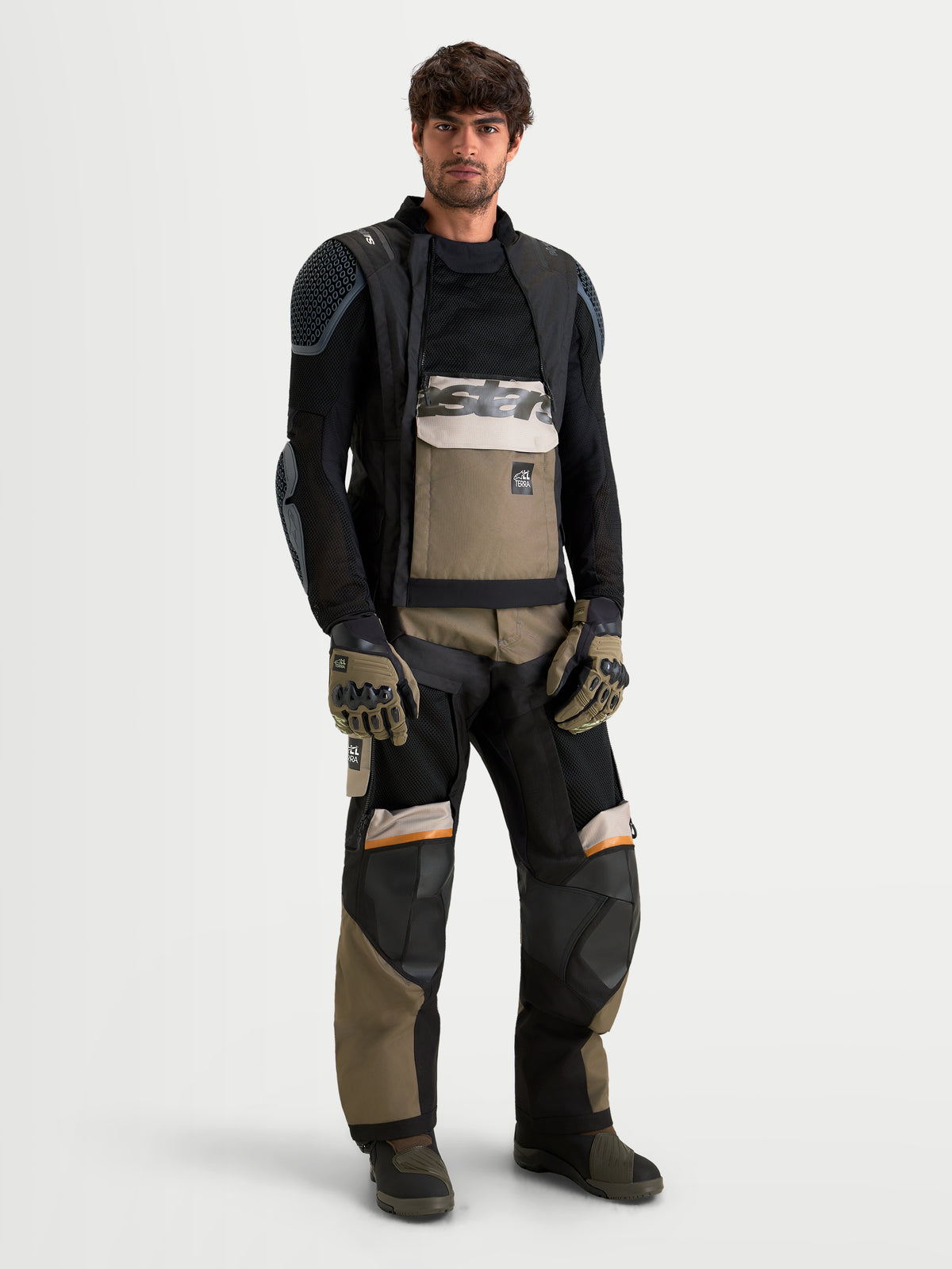 Alpinestars Harok V2 Drystar Gear Set, adventure touring motorcycle gear set w kolorze czarnym i khaki, widok z przodu na model prezentujący pasującą kurtkę i spodnie ochronne
