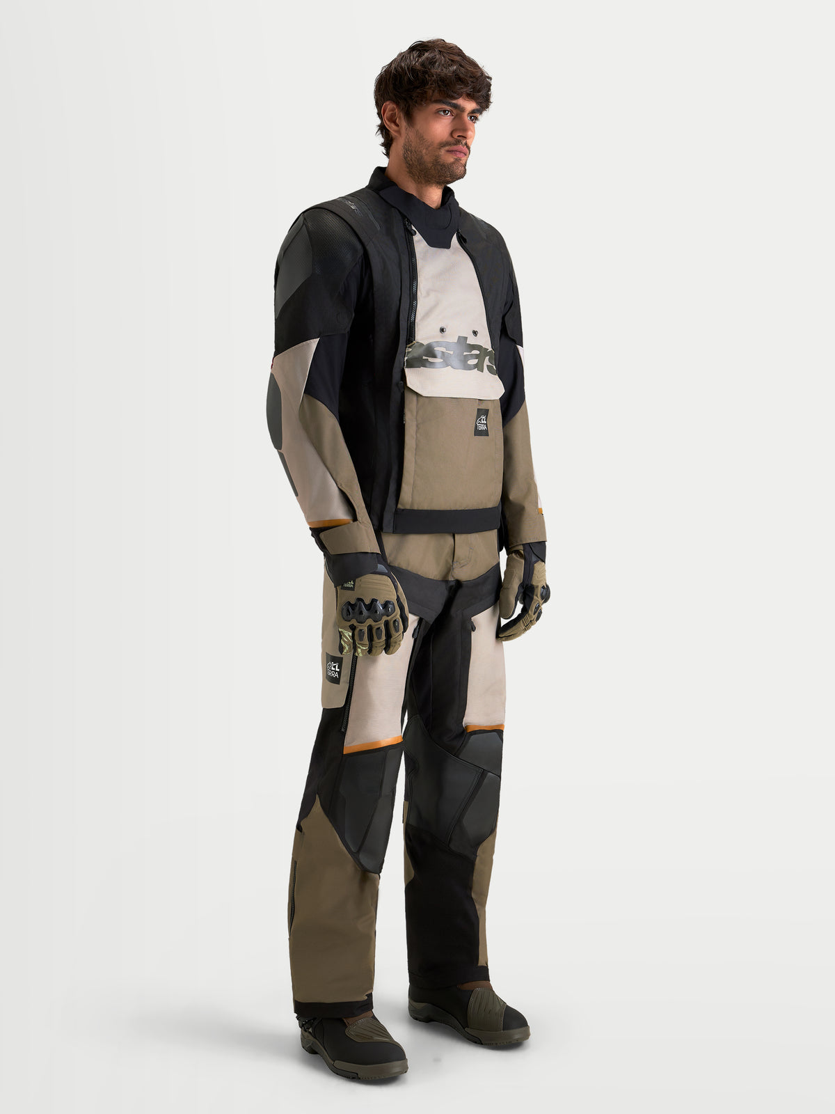 Alpinestars Harok V2 Drystar Gear Set, zestaw odzieży motocyklowej adventure, czarny, khaki i kamuflaż, widok z boku na stojącym męskim modelu z dopasowanymi rękawicami i butami