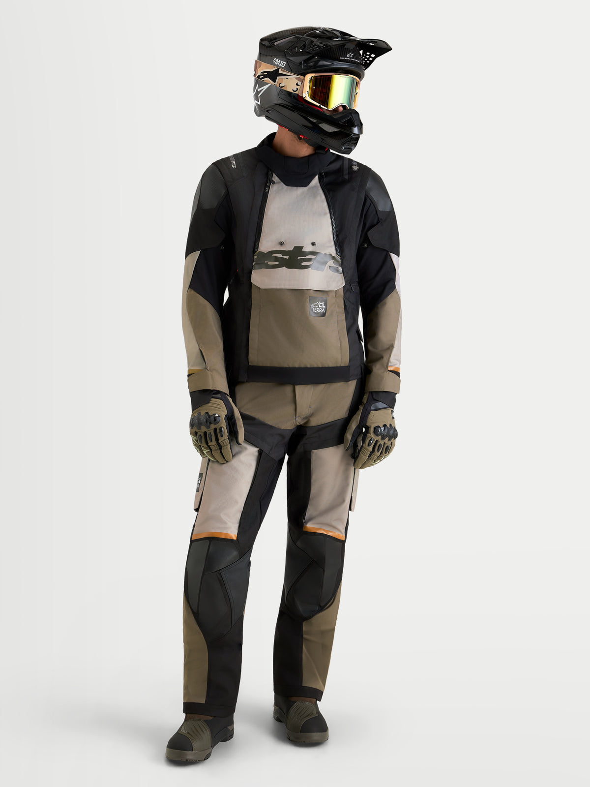Alpinestars Harok V2 Drystar Gear Set, męski zestaw odzieży motocyklowej adventure, w czarnym i khaki kolorze, na model ubranym w kask i rękawice, wodoodporna konstrukcja tekstylna