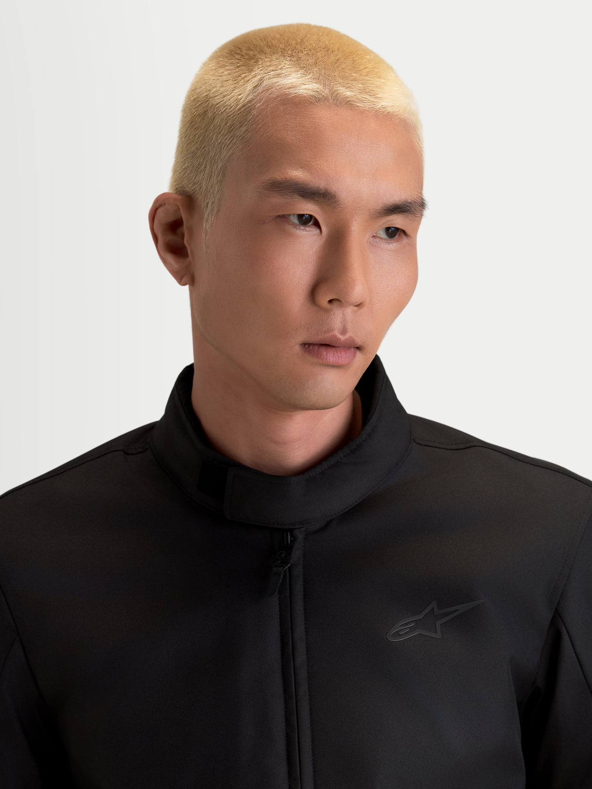 Alpinestars C-1 Waterproof kurtka motocyklowa męska urban contemporary, czarna, zbliżenie na kołnierz z miękkim wykończeniem i konstrukcję z tkaniny poliestrowej prezentowane na modelu