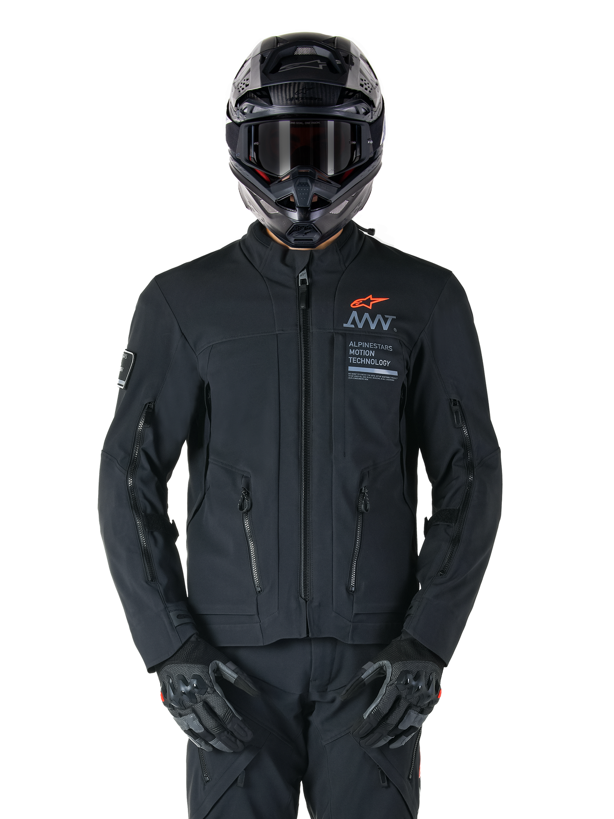 Kurtka Alpinestars AMT-8 Stretch Drystar® XF, czarna kurtka motocyklowa, z pomarańczowym logo Alpinestars i szarymi oznaczeniami AMT, wysoki kołnierz z przednim zamkiem i otworami wentylacyjnymi, noszona z czarnym kaskiem i rękawicami, ochronna odzież turystyczna adventure