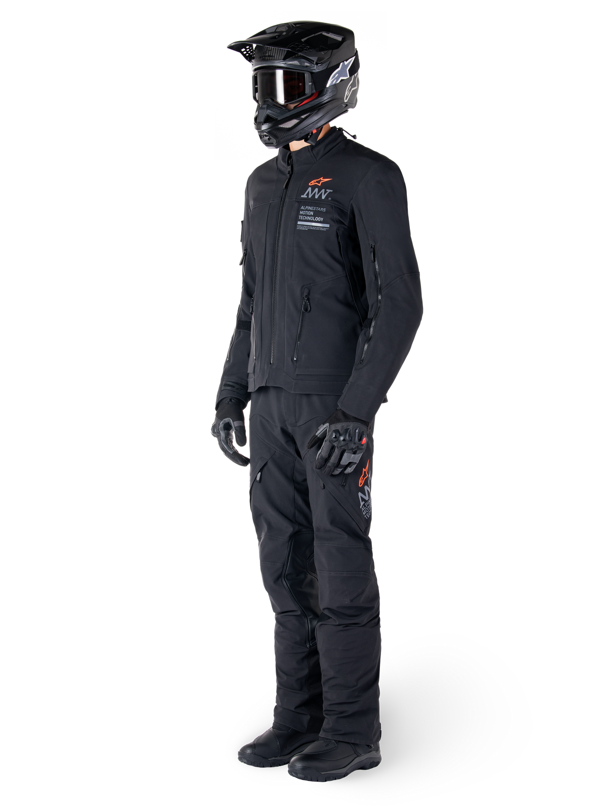 Kurtka Alpinestars AMT-8 Stretch Drystar® XF, motocyklowa kurtka adventure, czarna, noszona z pasującymi spodniami, kaskiem i rękawicami, z oznaczeniami Alpinestars Motion Technology i pomarańczowymi akcentami, wytrzymała elastyczna konstrukcja do jazdy przygodowej