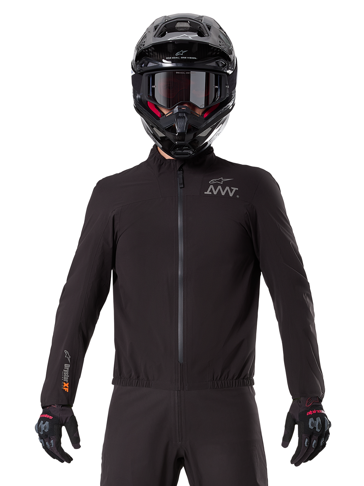 Alpinestars AMT-8 Stretch Drystar® XF Liner, czarna wodoodporna podpinka motocyklowa, z zamkiem błyskawicznym z przodu i elastycznym pasem, logo AMT na piersi i brandingiem Drystar XF na rękawie, noszona z czarnym kaskiem i rękawicami.