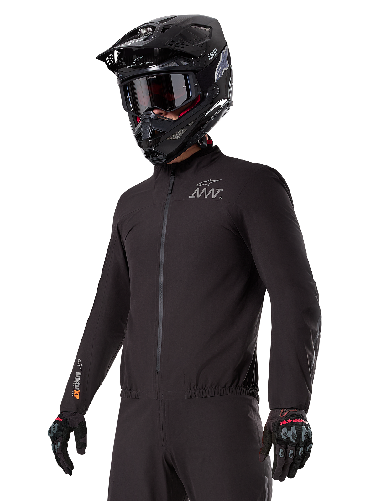 Motocyklista w podpince Alpinestars AMT-8 Stretch Drystar® XF Liner, czarna wiatroszczelna i wodoodporna elastyczna kurtka, z logo AMT na klatce piersiowej i oznaczeniem Drystar XF na rękawie, w zestawie z czarnym kaskiem adventure i rękawicami ochronnymi.