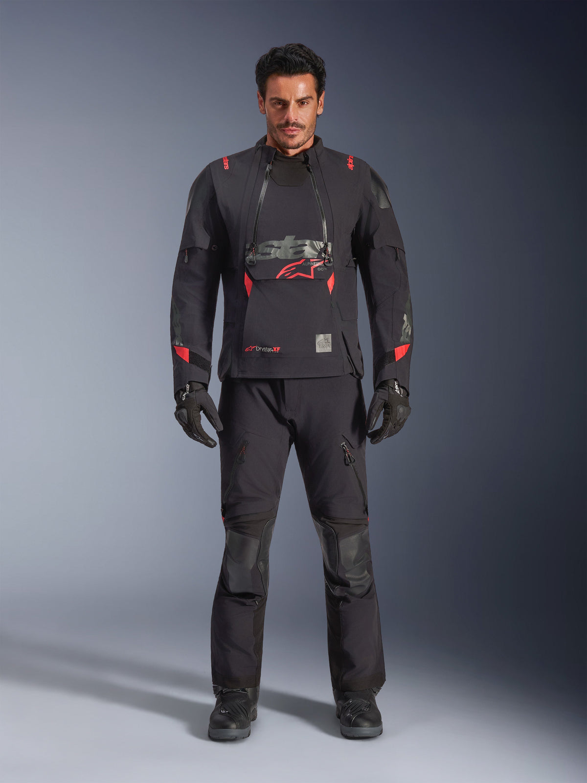 Kurtka laminowana Alpinestars Halo Pro Drystar® XF, kolor Black Dark Shadow z czerwonymi akcentami, zestaw przygodowej odzieży motocyklowej obejmujący pasujące spodnie i rękawice, modułowa konstrukcja tekstylna z przednimi panelami wentylacyjnymi i wyraźnym logo na klatce piersiowej