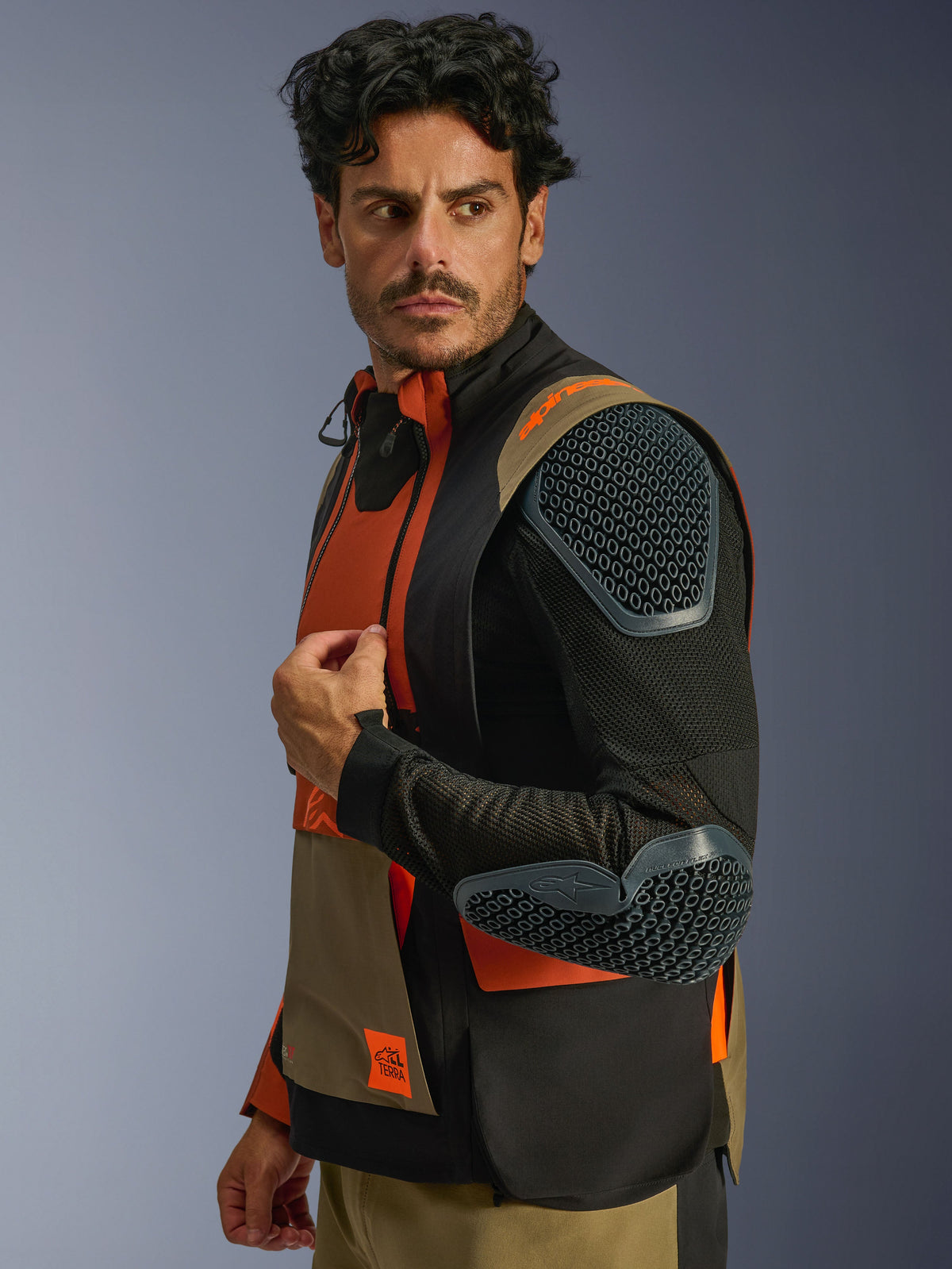 Kurtka Alpinestars Halo Pro Drystar® XF Laminated Jacket, kolor Walnut Rust Black, modułowa konstrukcja z odpiętymi rękawami zewnętrznymi odsłaniająca oddychającą siatkę i zintegrowane ochraniacze Nucleon Flex Pro na ramionach i łokciach, odzież motocyklowa adventure touring