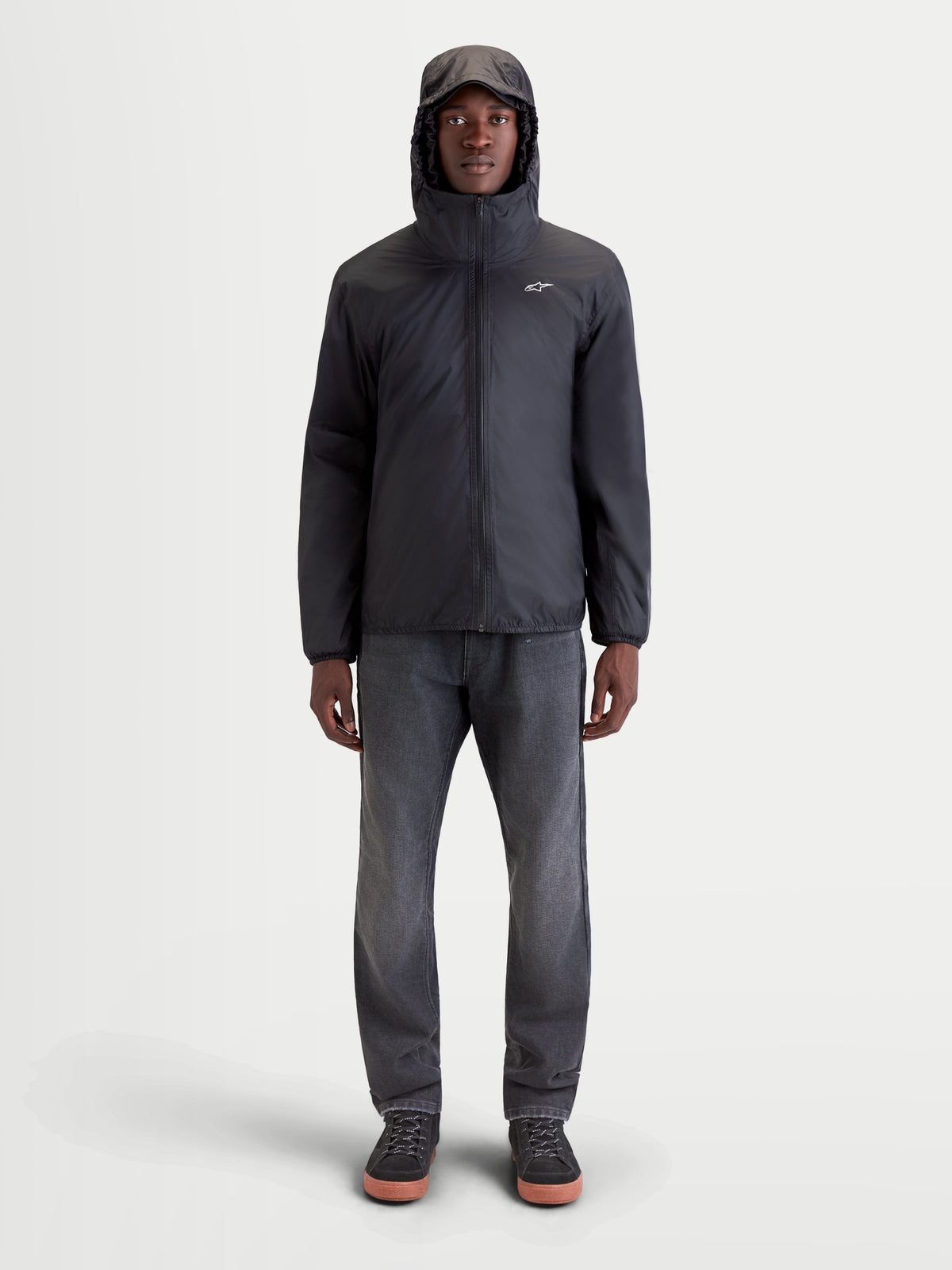Alpinestars Morfex Parka Wp Kurtka motocyklowa męska miejska, szara i czarna, widok z przodu na modela ubranego w wodoodporną kurtkę tekstylną z zintegrowanym kapturem