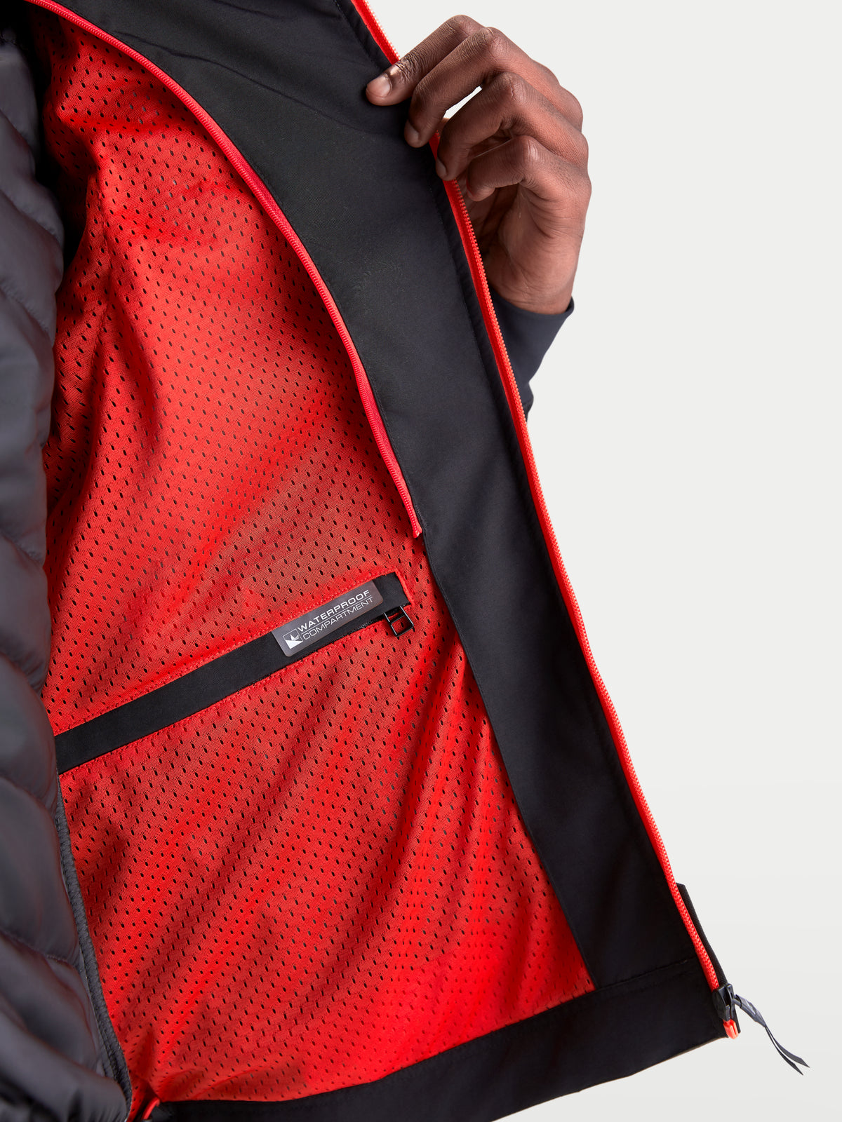 Alpinestars Morfex Parka WP, męska miejska kurtka motocyklowa, szara i czarna, widok z bliska na wnętrze z czerwoną siatkową wyściółką i etykietą wodoodpornej kieszeni