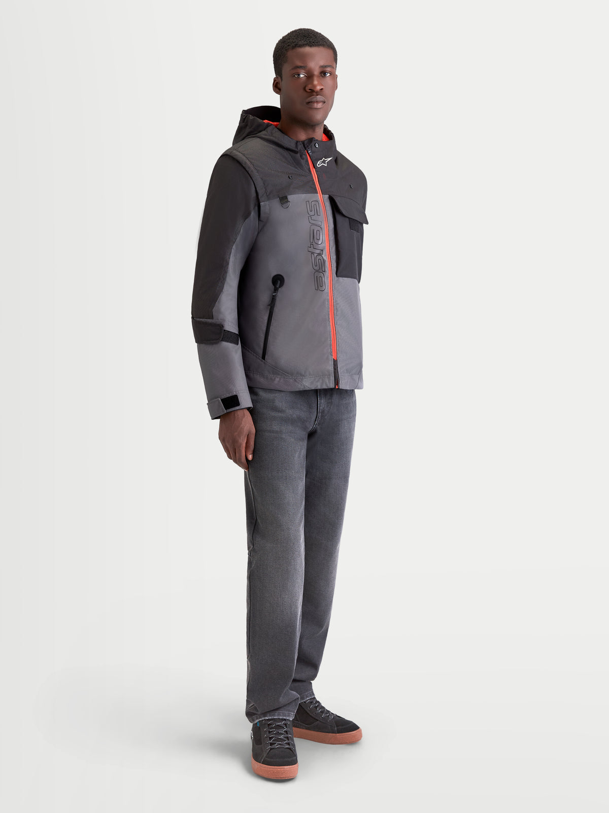 Alpinestars Morfex Parka Wp Kurtka motocyklowa męska miejska w kolorze szarym i czarnym, widok na modelu prezentujący modułowy design parki i wodoodporną konstrukcję