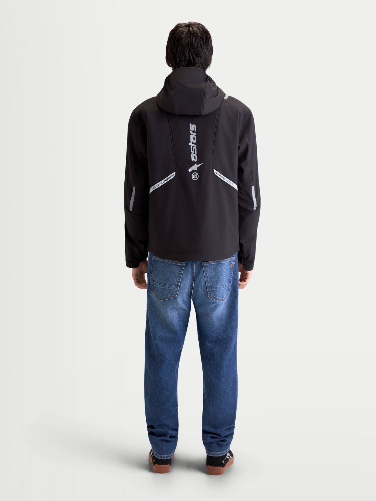 Alpinestars C-5 Drystar Kurtka, męska miejska współczesna motocyklowa kurtka tekstylna w kolorze czarnym, widok z tyłu na modela w kurtce ze zintegrowanym kapturem i odblaskowymi detalami