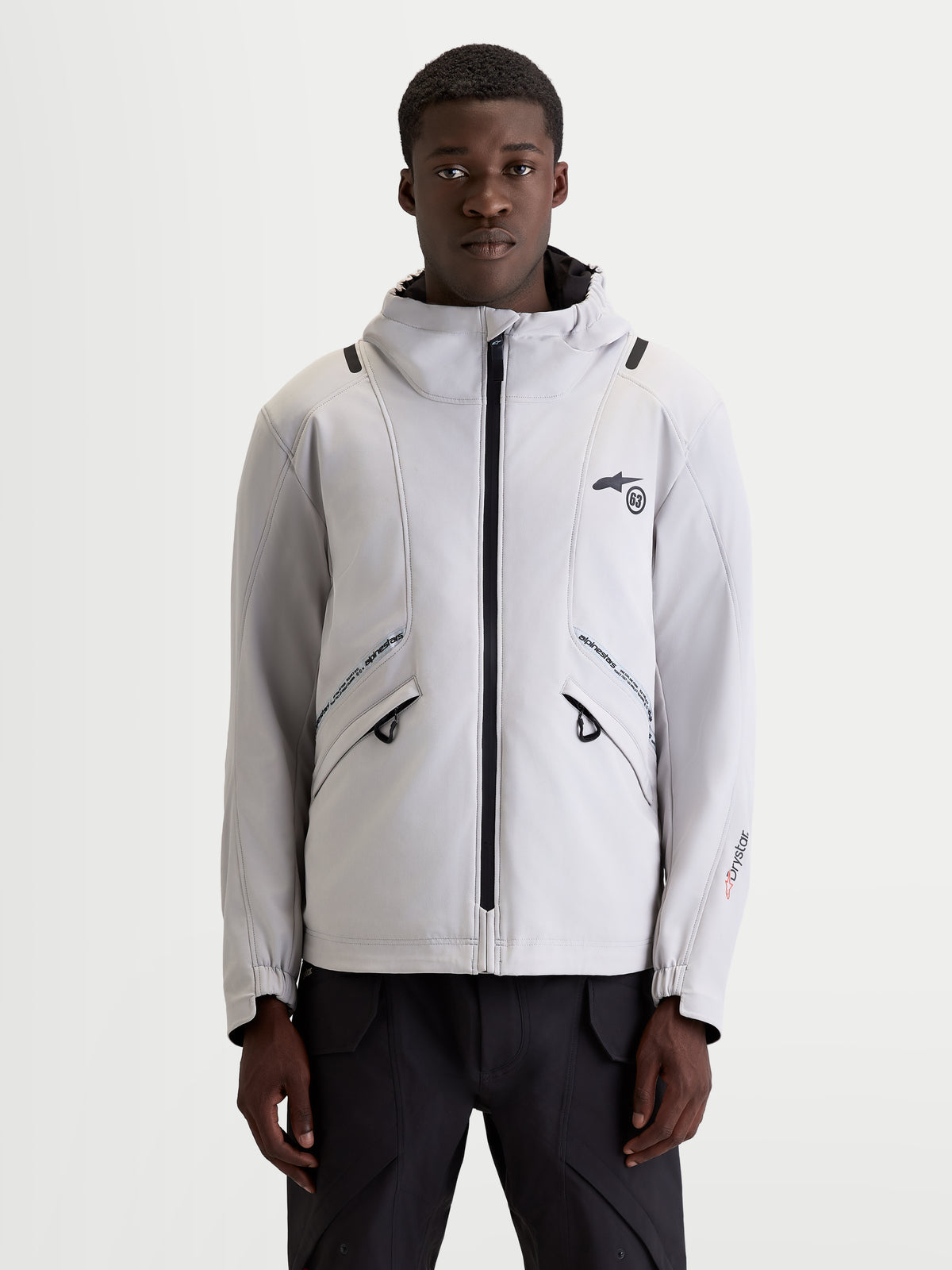 Alpinestars C-5 Drystar kurtka motocyklowa miejska męska, jasnoszara i czarna, widok z przodu na modela w odzieży zintegrowanej z kapturem