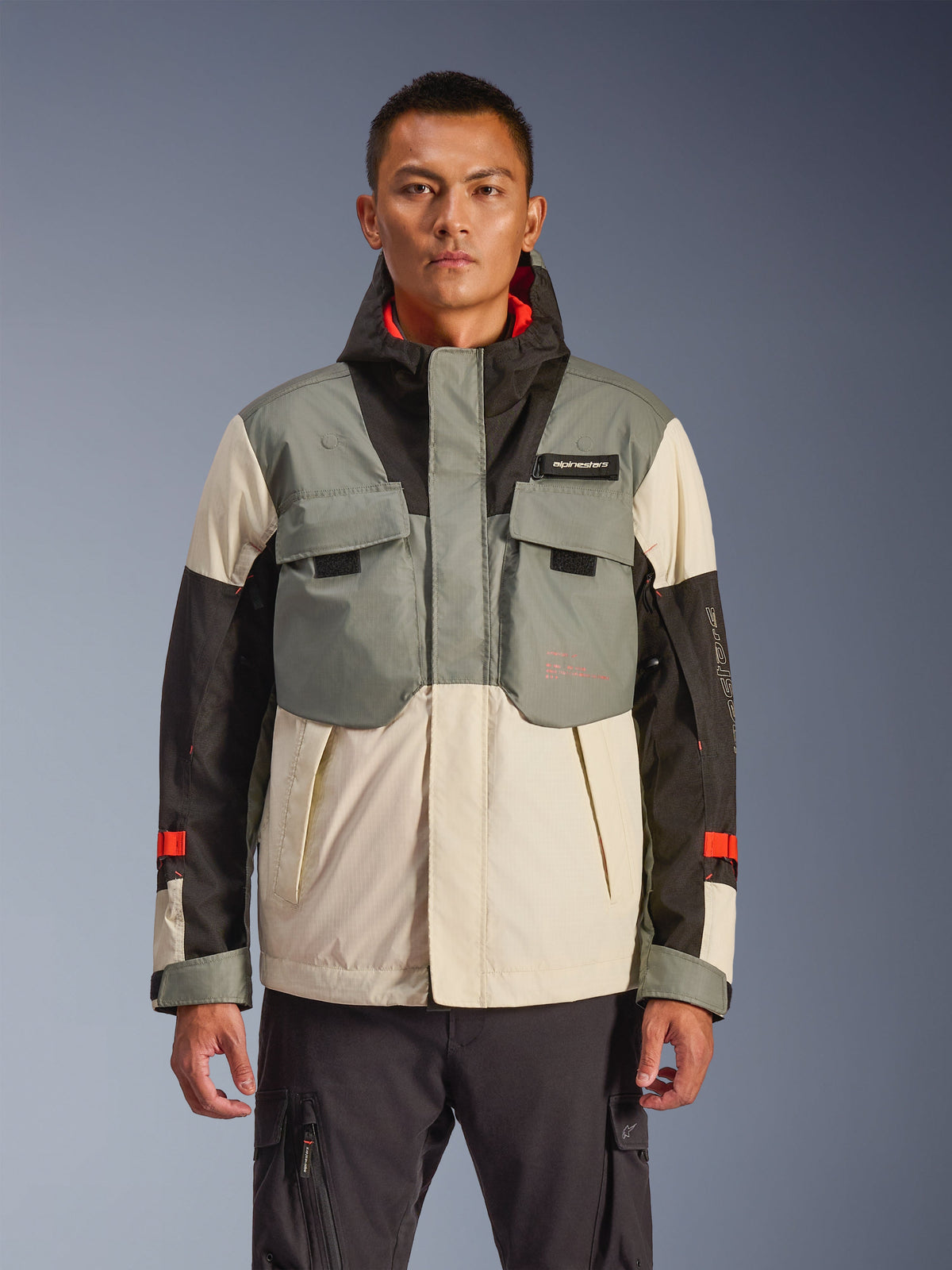 Alpinestars Mospher Waterproof Jacket, męska kurtka motocyklowa, szary, czarny i kremowy colorblock, design inspirowany stylem taktycznym z kieszeniami na piersi, system kaptura z wysokim kołnierzem, czerwone akcenty na rękawach, miejska odzież motocyklowa