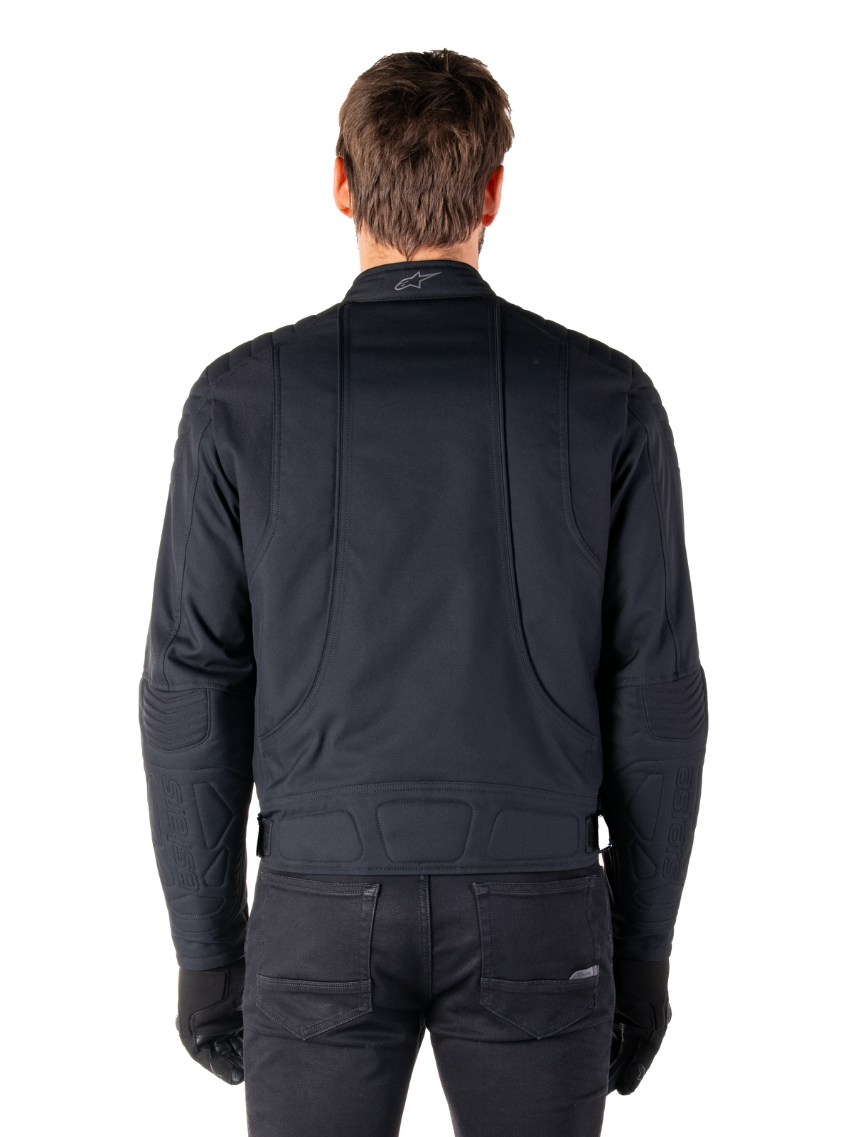 Kurtka Alpinestars Clayton WR, czarna, widok z tyłu na mężczyznę w wodoodpornej miejskiej kurtce motocyklowej, z pikowanymi wzmocnieniami na ramionach i łokciach, ergonomicznymi liniami i matowym wykończeniem