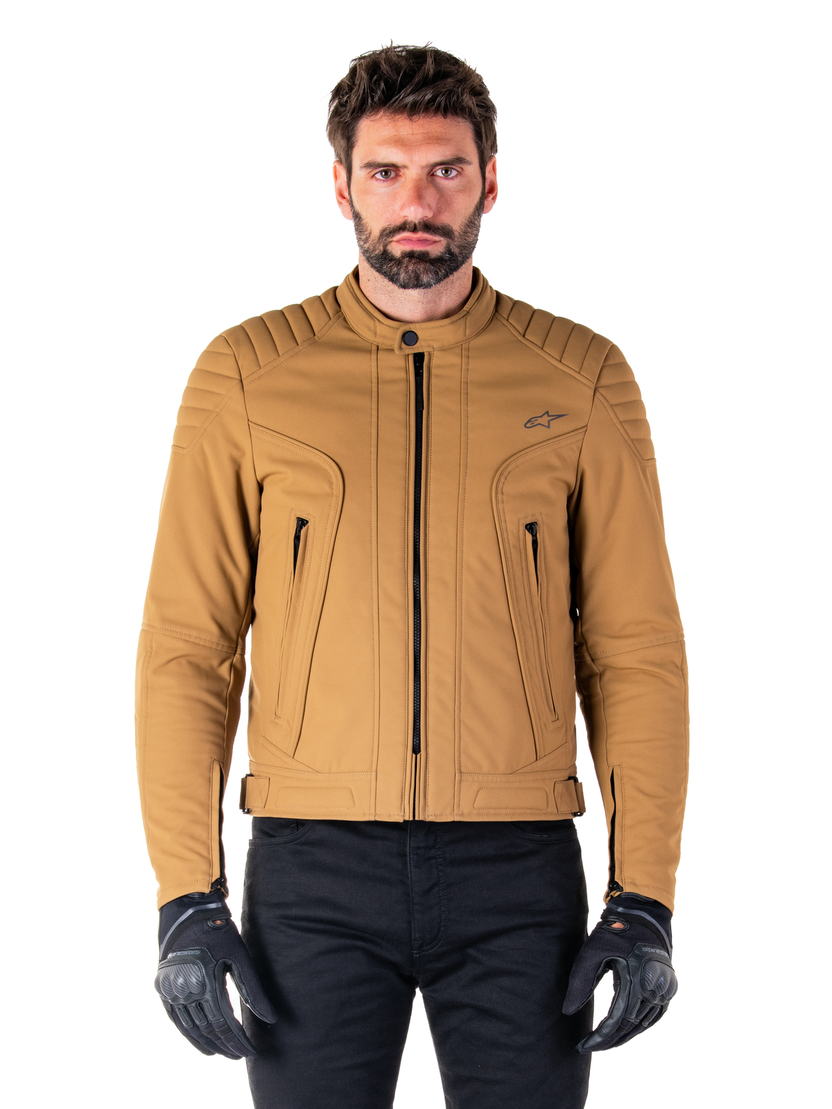 Alpinestars Clayton WR Jacket, miejska kurtka motocyklowa, brązowa (Utility Brown Light Gold), wodoodporny materiał z pikowanymi ramionami, wysoki kołnierz, czarne zamki i logo na piersi, noszona z czarnymi rękawicami i spodniami ochronnymi