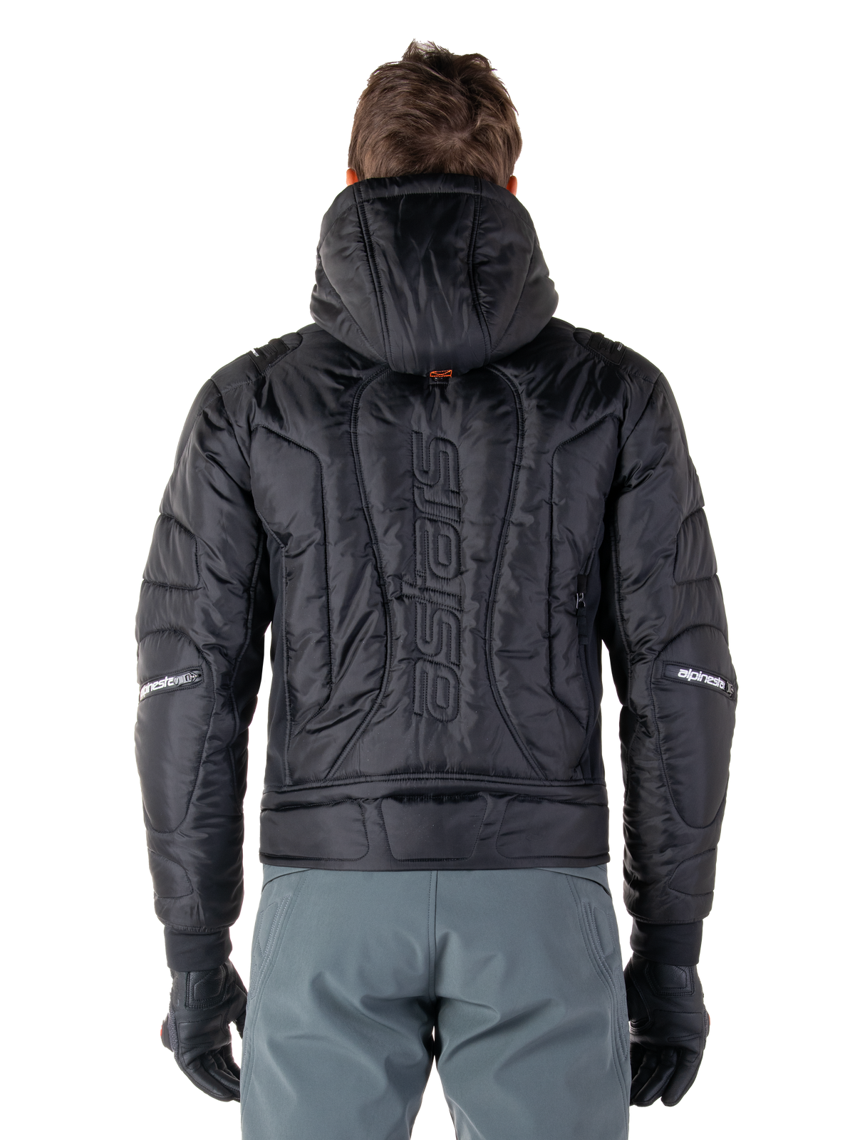 Kurtka Alpinestars Mohobbs Waterproof, czarna, widok z tyłu ukazujący pikowaną wyściełaną konstrukcję, pionowy napis „astars” na plecach, założony kaptur, współczesny motocyklowy styl streetwear