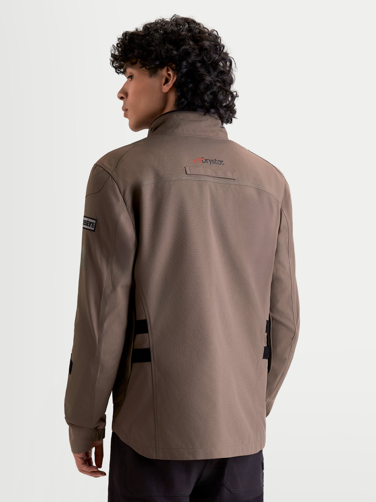 Alpinestars Altan Drystar Kurtka, męska współczesna miejska wodoodporna kurtka motocyklowa w kolorze orzechowym i czarnym, widok z tyłu na model prezentujący krój typu field-jacket i branding Drystar