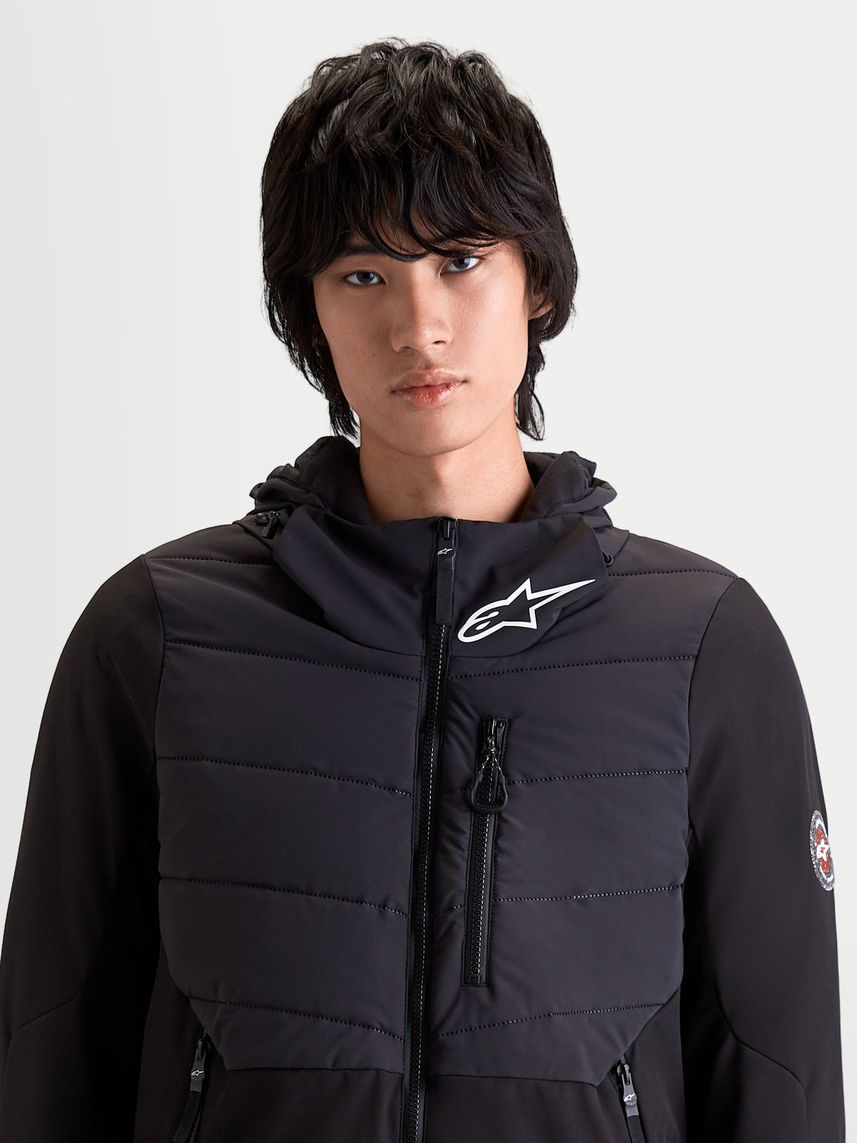 Alpinestars Therma Tech Wp kurtka motocyklowa męska miejska w kolorze czarnym, widok z przodu na model prezentujący pikowaną konstrukcję oraz zintegrowany kaptur