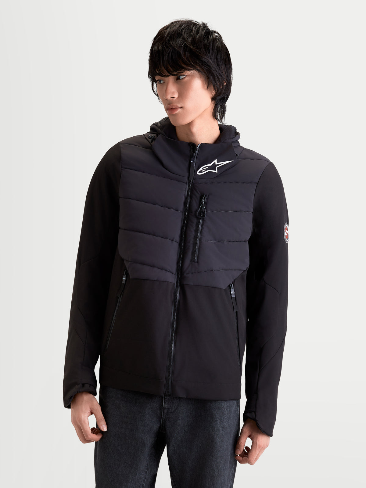 Alpinestars Therma Tech WP, męska kurtka motocyklowa urban contemporary, czarna, widok z przodu na modela w wodoodpornej tekstylnej kurtce z kapturem
