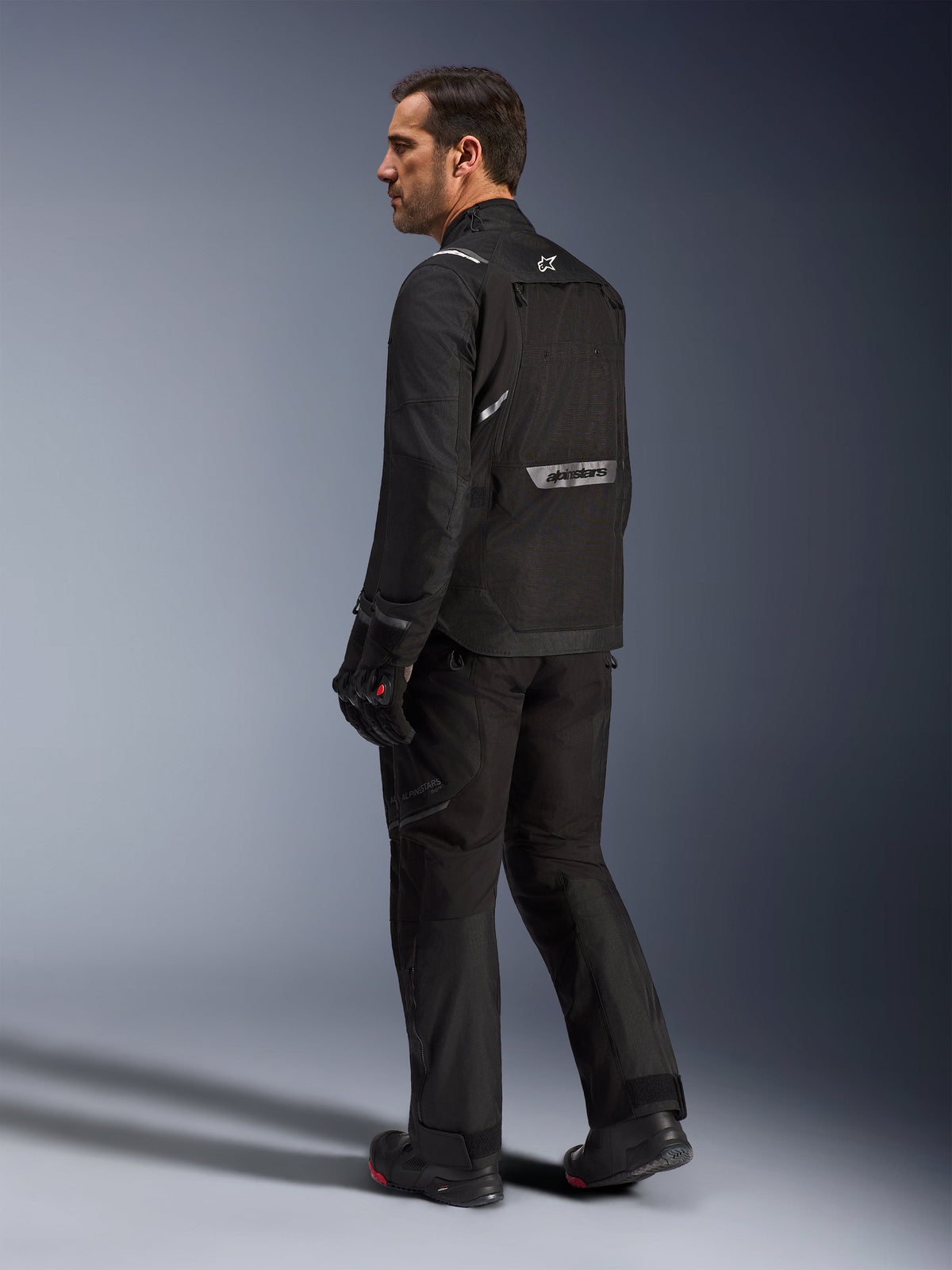 Kurtka Alpinestars Cusco Drystar®, czarna tekstylna kurtka motocyklowa adventure touring z odblaskowym logo na plecach.