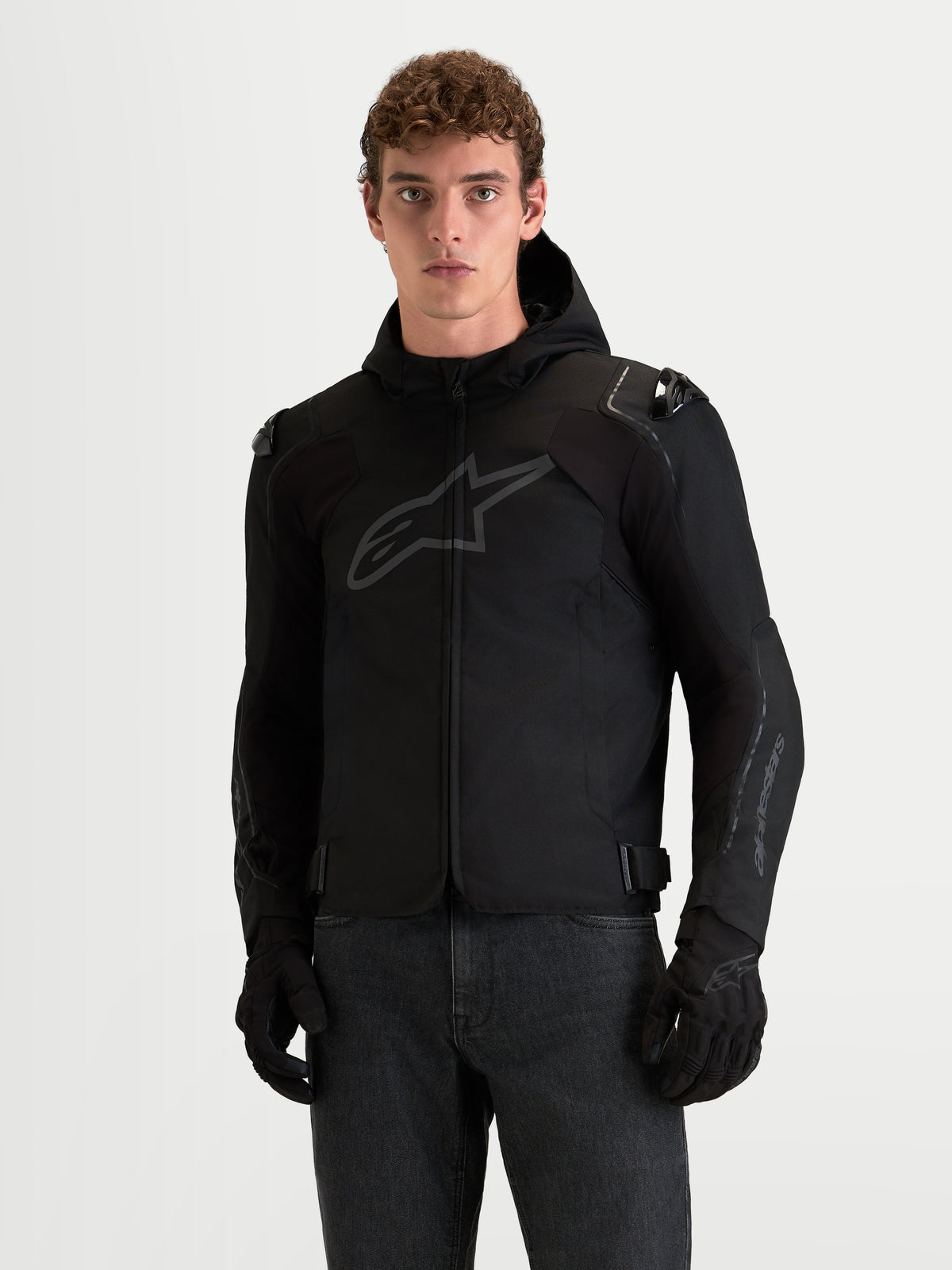 Alpinestars Zaca V 2 Waterproof, męska czarna kurtka motocyklowa sportowa z kapturem, zintegrowanymi ochraniaczami ramion DFS, na modelu