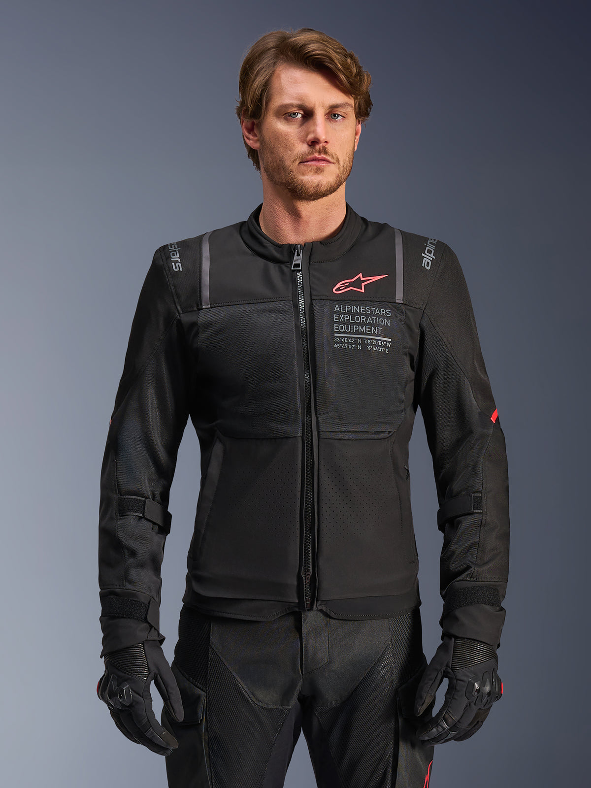 Kurtka Alpinestars ST-2 Air, czarna męska kurtka motocyklowa z siatki z czerwonym logo, noszona przez modela.
