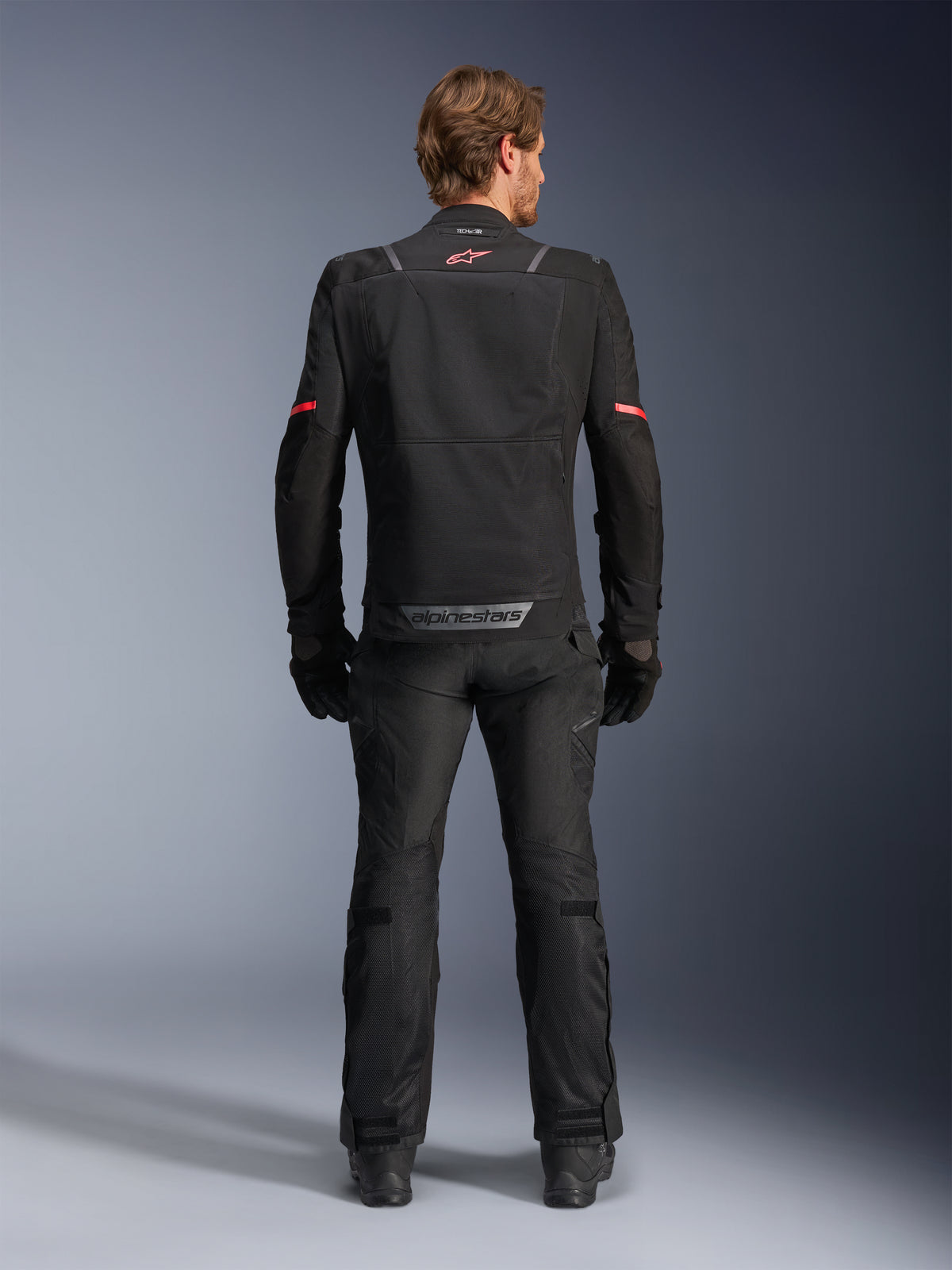 Alpinestars ST-2 Air, czarna męska kurtka motocyklowa touring, wentylacja z siatki na plecach, widok od tyłu.