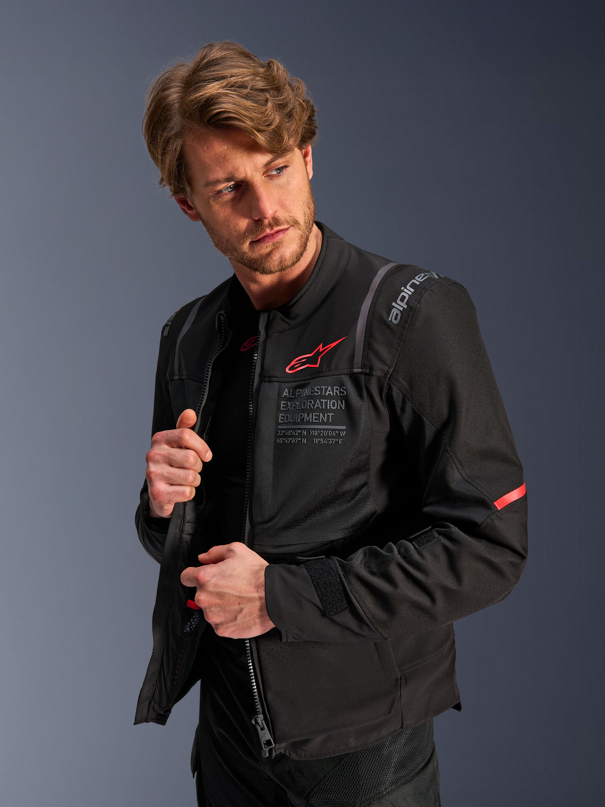 Alpinestars ST-2 Air, męska kurtka motocyklowa turystyczna, czarna, panele z siatki i czerwone logo, na modelu