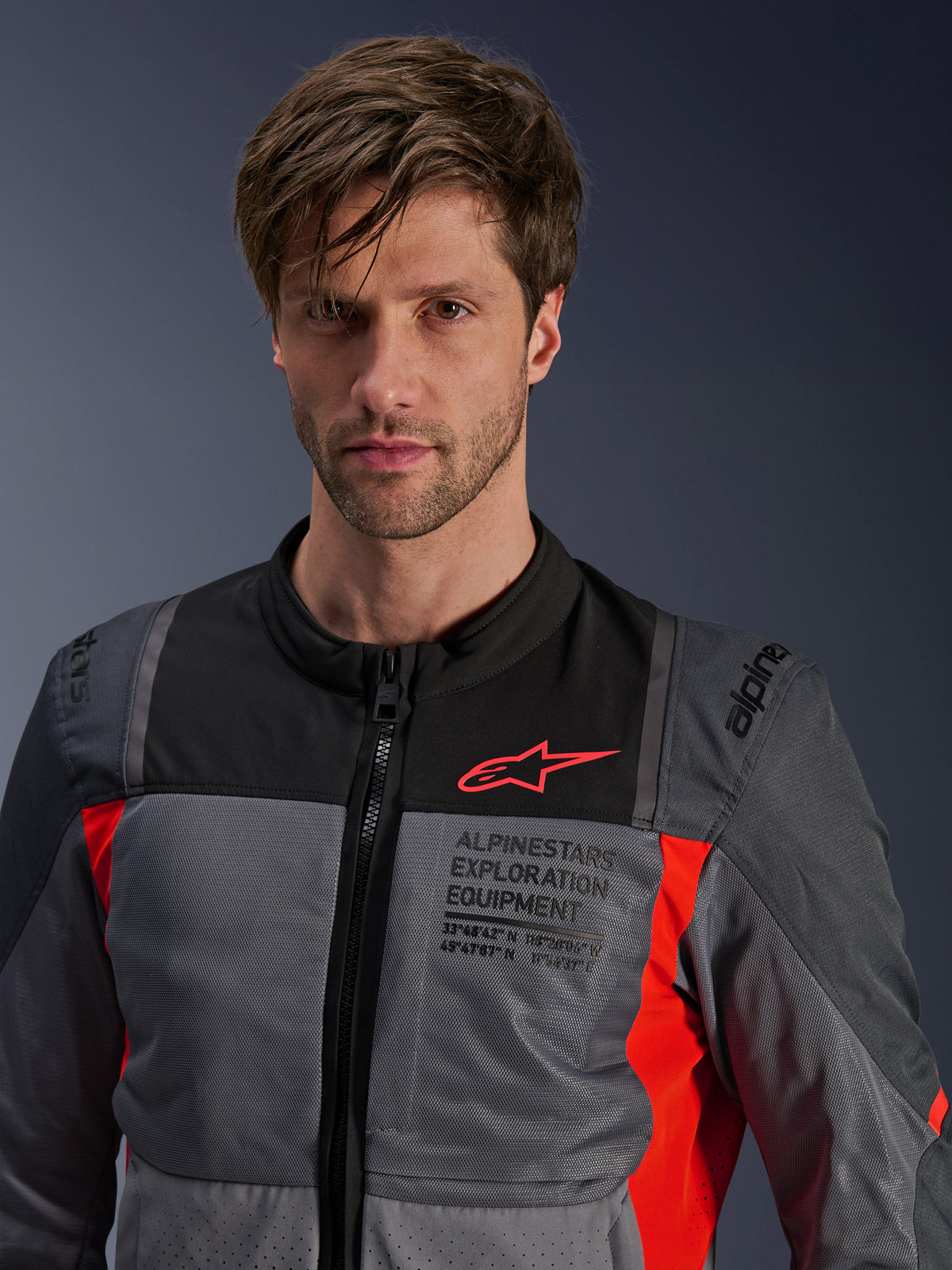 Alpinestars ST-2 Air, męska kurtka motocyklowa turystyczna, szara i czerwona, z siatkową wentylacją, na modelu.
