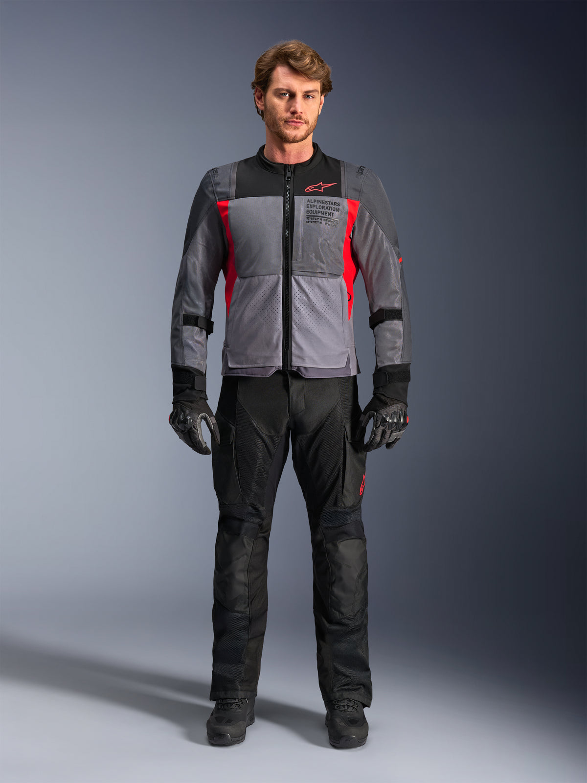 Alpinestars ST-2 Air, męska kurtka motocyklowa adventure touring, ciemnoszara i czerwona, panele z siatki mesh, detale exploration equipment
