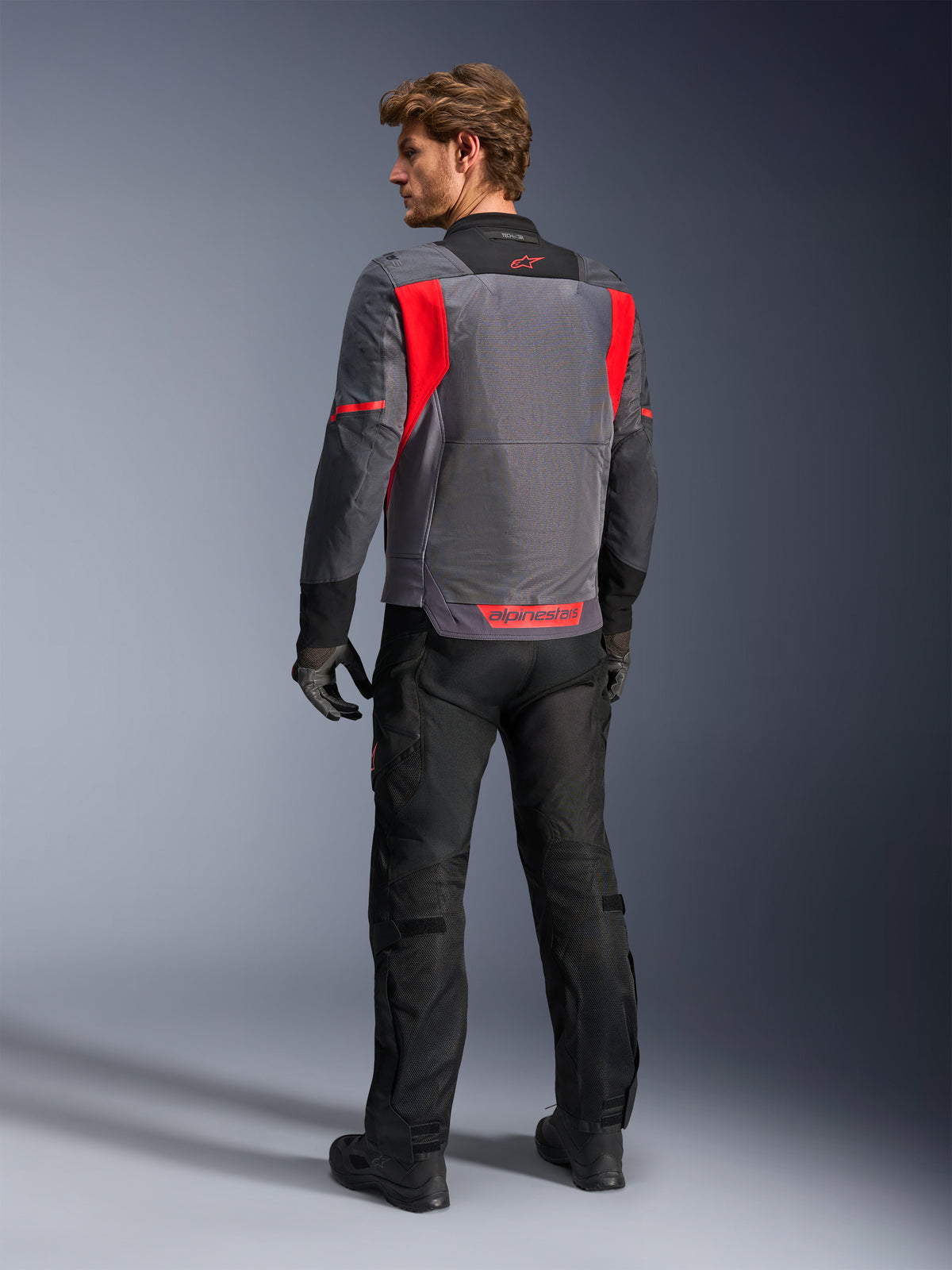 Alpinestars ST-2 Air, męska kurtka motocyklowa touringowa, szara i czerwona, duży siatkowy panel wentylacyjny na plecach, styl adventure.