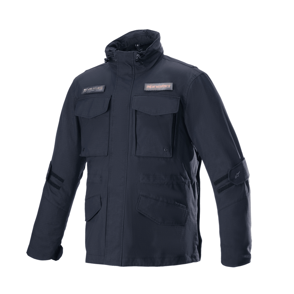 Alpinestars MO.ST.EQ Field Waterproof Primaloft Jacket, czarna, miejska kurtka motocyklowa, w stylu field jacket, cztery przednie kieszenie z klapkami, wysoki kołnierz ze ściągaczami, wytrzymała konstrukcja ripstop z naszywkami z logo