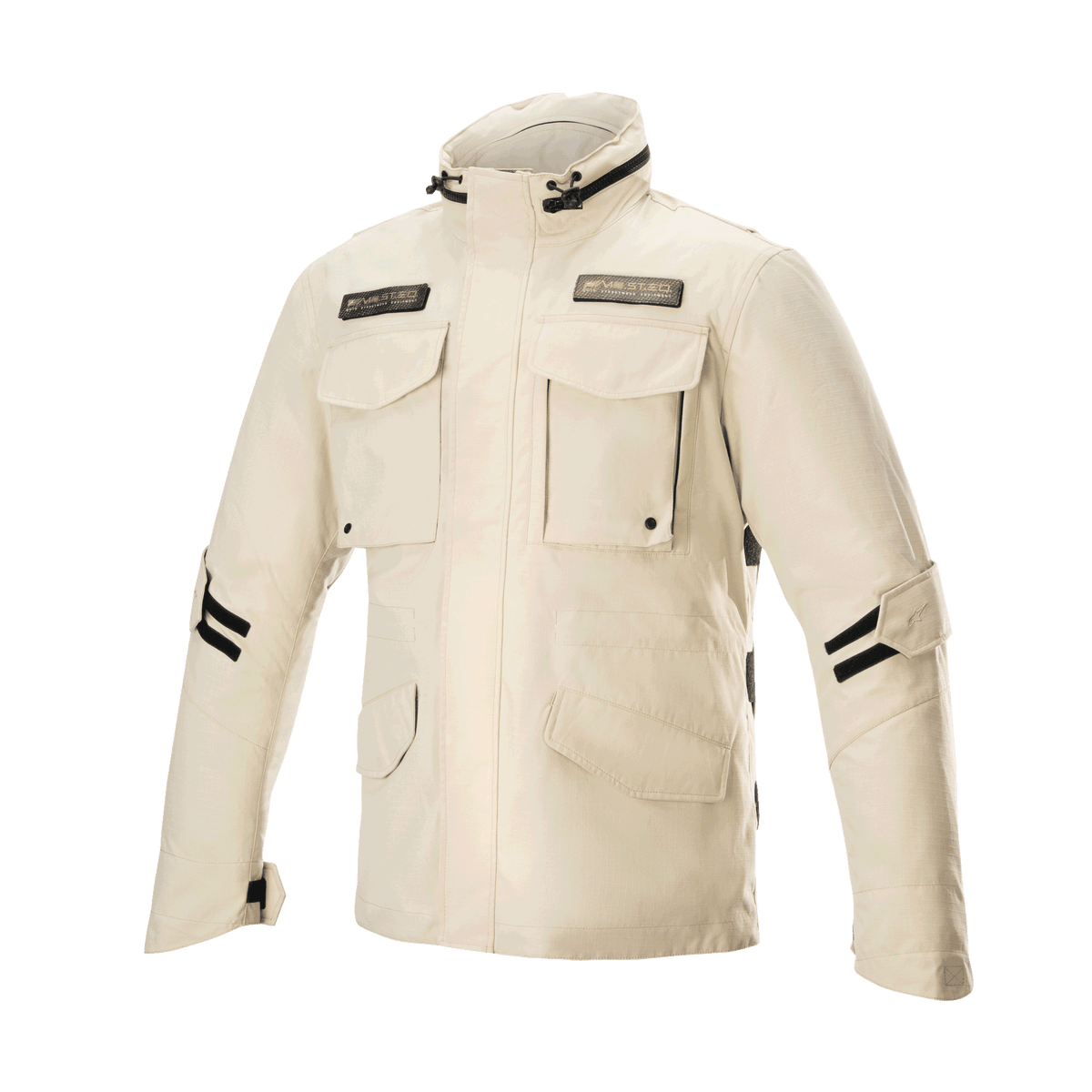 Alpinestars MO.ST.EQ Field Waterproof Primaloft Jacket, miejska kurtka motocyklowa, kolor piaskowy, cztery przednie kieszenie z klapkami, wysoki kołnierz, czarne regulowane paski na rękawach, nowoczesny design streetwearowy, wodoodporna konstrukcja ripstop
