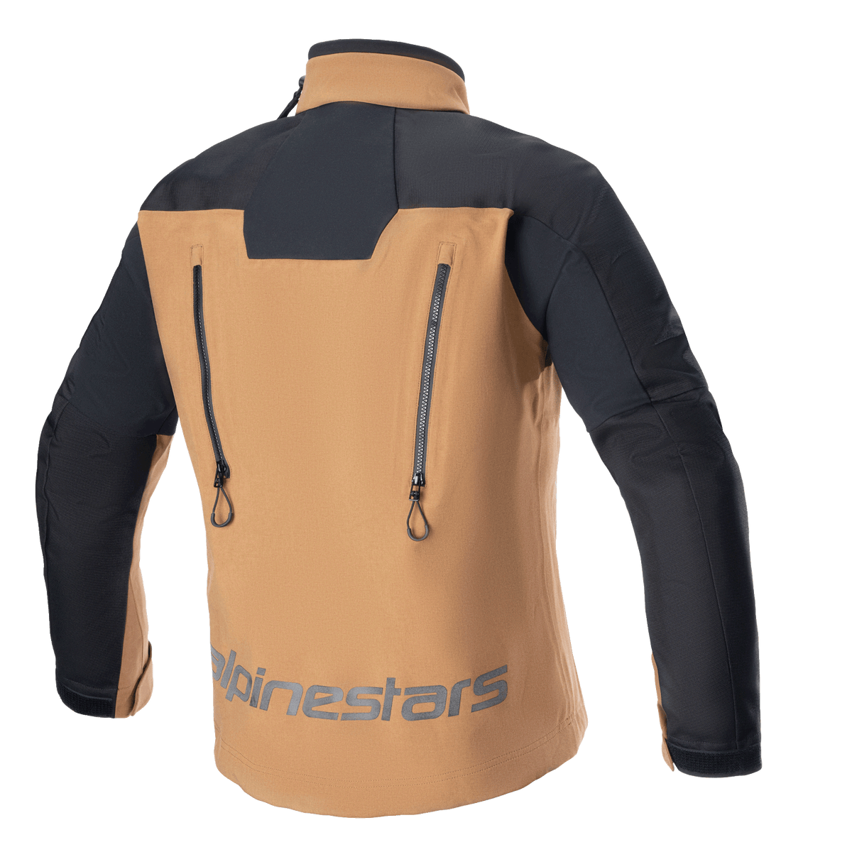 Kurtka Alpinestars Hyde XT Drystar® XF, motocyklowa kurtka typu Adventure, piaskowo-czarna, widok z tyłu z dwoma pionowymi zamkami wentylacyjnymi, czarne wzmocnione ramiona i rękawy, napis Alpinestars w dolnej części pleców, techniczna wodoodporna odzież turystyczna