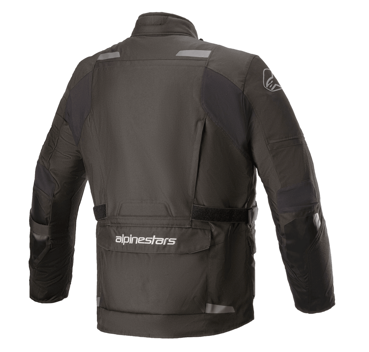 Kurtka Alpinestars Andes V3 Drystar®, kurtka motocyklowa, czarna, widok z tyłu przedstawiający dużą dolną kieszeń użytkową z logo Alpinestars, odblaskowe elementy na ramionach i regulowany pasek w talii, wytrzymała tekstylna konstrukcja do jazdy turystycznej adventure