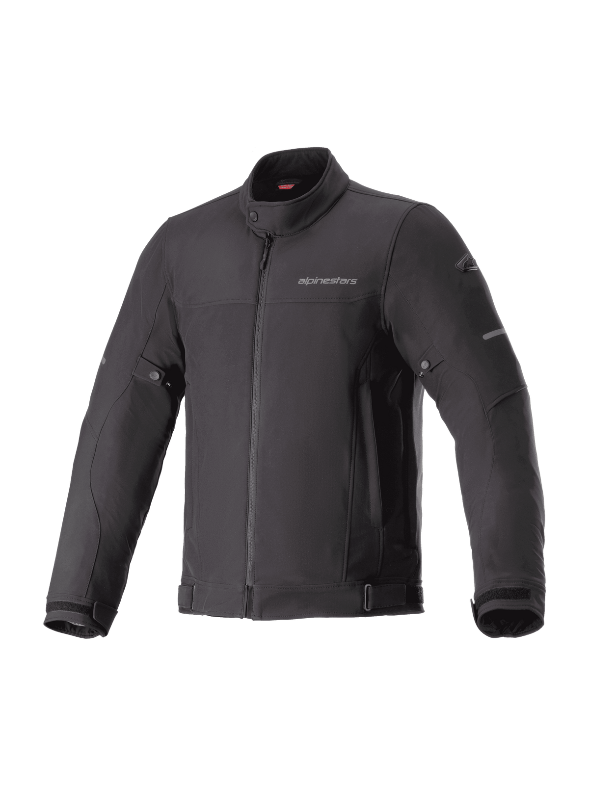 Alpinestars Husker Waterproof Jacket, czarna miejska kurtka motocyklowa, tkanina softshell o wysokiej gęstości, wysoki kołnierz z zatrzaskiem, pełny zamek z przodu, regulacja w pasie i mankietach, subtelne logo na piersi i odblaskowe akcenty na rękawach.