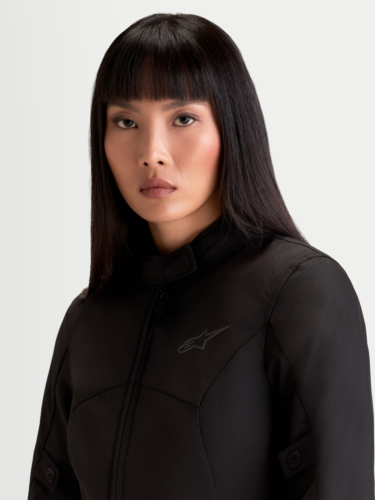 Alpinestars Stella C-1 Waterproof Kurtka motocyklowa damska miejska, czarna, zbliżenie na miękki wewnętrzny kołnierz i konstrukcję z poliestru na modelce