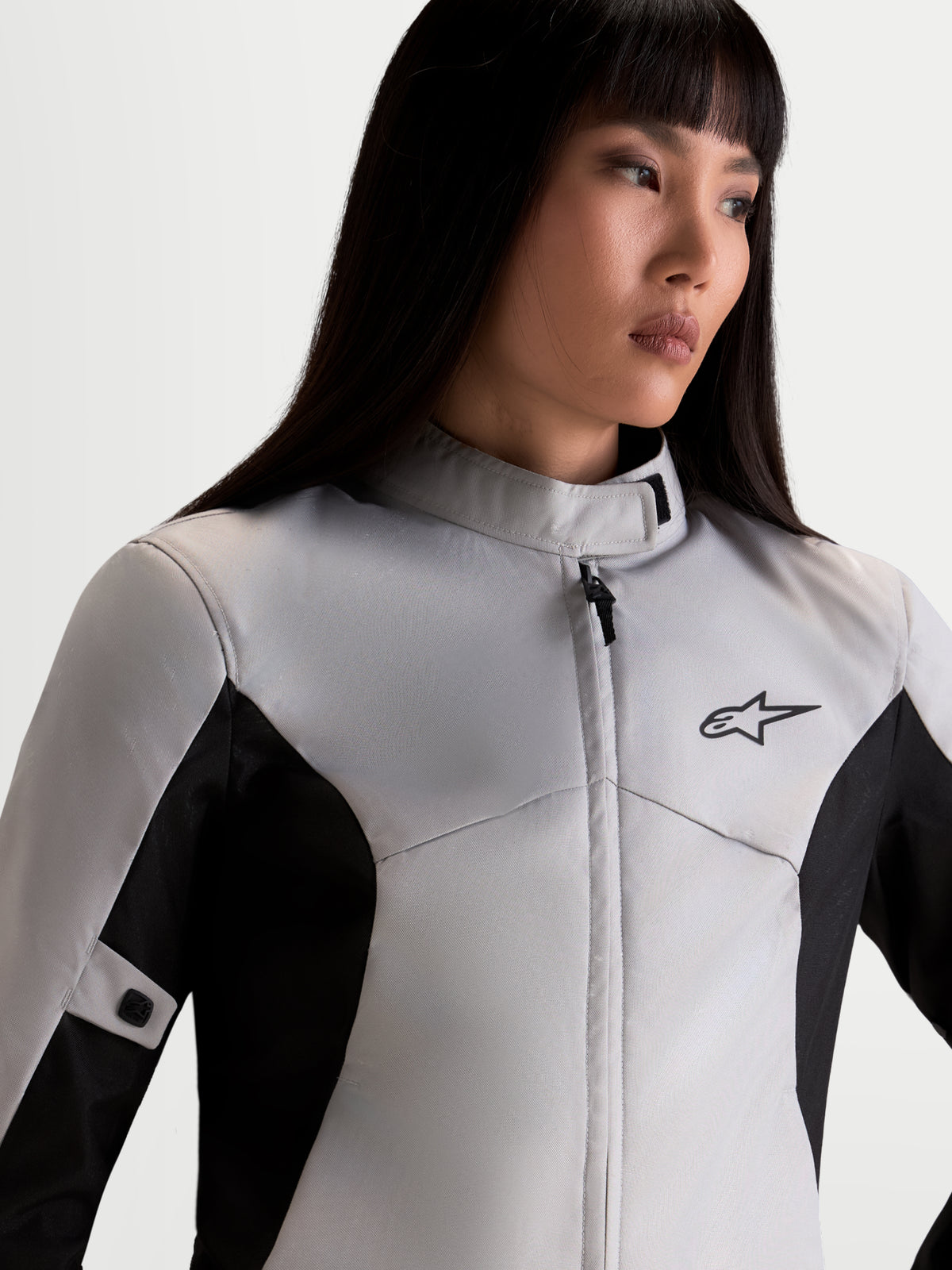 Alpinestars Stella C-1 Waterproof Kurtka motocyklowa damska urban, szara i czarna, zbliżenie na górną część ciała z wysokim kołnierzem, wodoodporną konstrukcją tekstylną i logo A-star na modelu