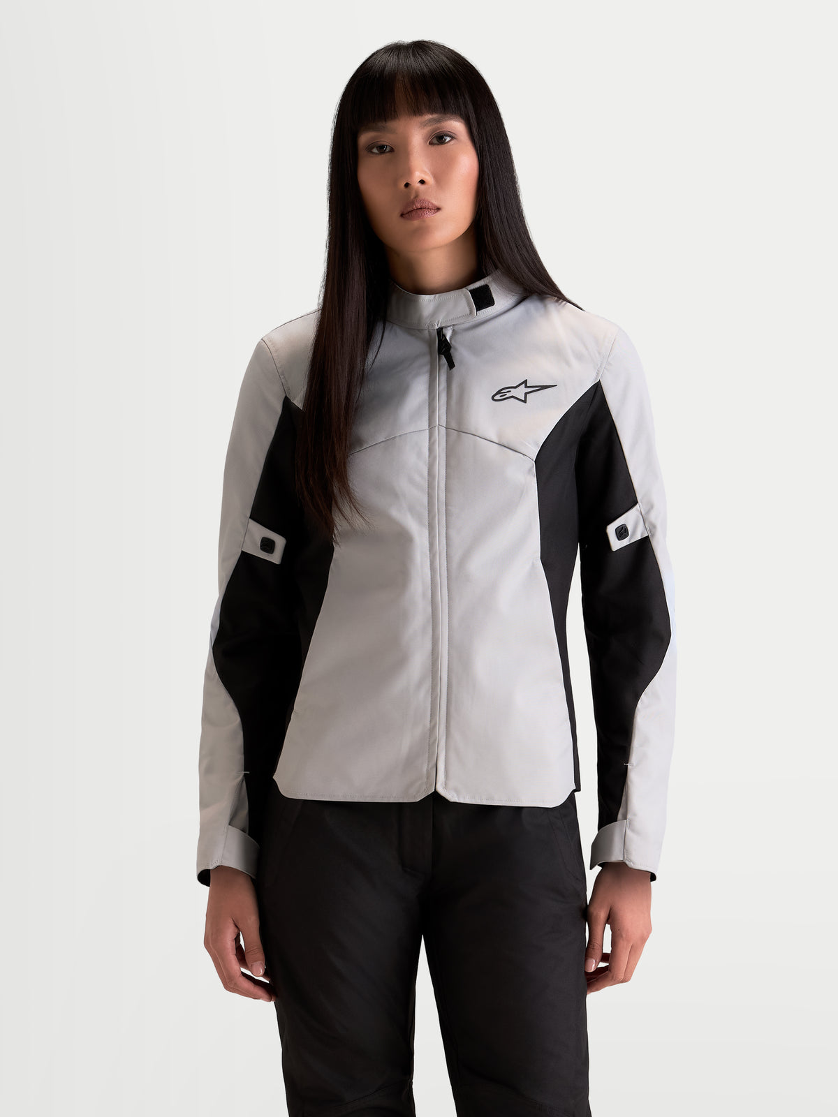 Alpinestars Stella C-1 Waterproof Kurtka motocyklowa damska miejska w kolorze szarym i czarnym, widok z przodu na modelce