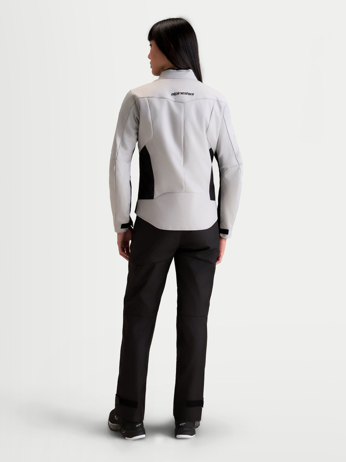 Alpinestars Stella C 1 Waterproof Kurtka, damska miejska kurtka motocyklowa tekstylna w kolorze jasnoszarym i czarnym, widok z tyłu na modelkę prezentującą konstrukcję pleców i wodoodporny design