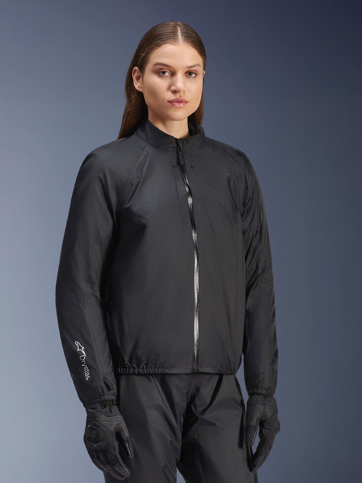 Alpinestars Stella Andes Air Drystar® Jacket, damska kurtka motocyklowa, czarna, z odpinaną wodoodporną membraną z pełnym zamkiem błyskawicznym i logo Drystar na rękawie, noszona z dopasowanymi czarnymi spodniami i rękawicami motocyklowymi