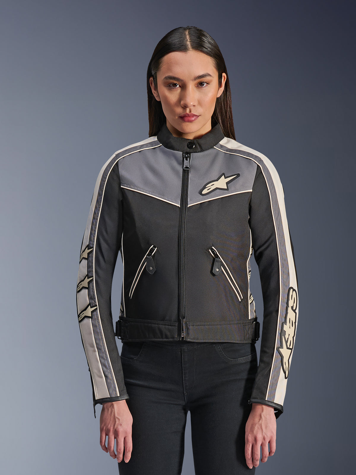 Alpinestars Stella T-Dyno WR, damska tekstylna kurtka motocyklowa, czarna z ciemnoszarymi i akcentami ecru, krój motocyklowy inspirowany stylem vintage, przód i kieszenie zapinane na zamek, logo Alpinestars i motyw gwiazd na rękawach, ochronna odzież drogowa