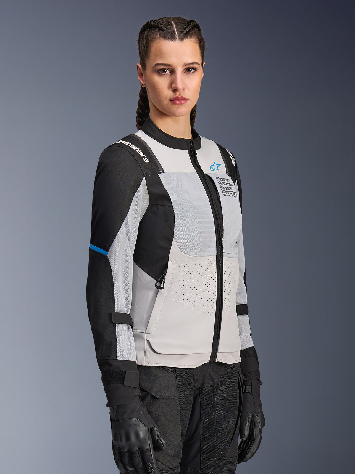 Alpinestars Stella ST-2 Air Jacket, damska kurtka motocyklowa, lodowoszara i czarna, duże siatkowe panele wentylacyjne i laserowe perforacje, logo „Alpinestars Exploration Equipment” na klatce piersiowej, techniczna odzież motocyklowa na lato