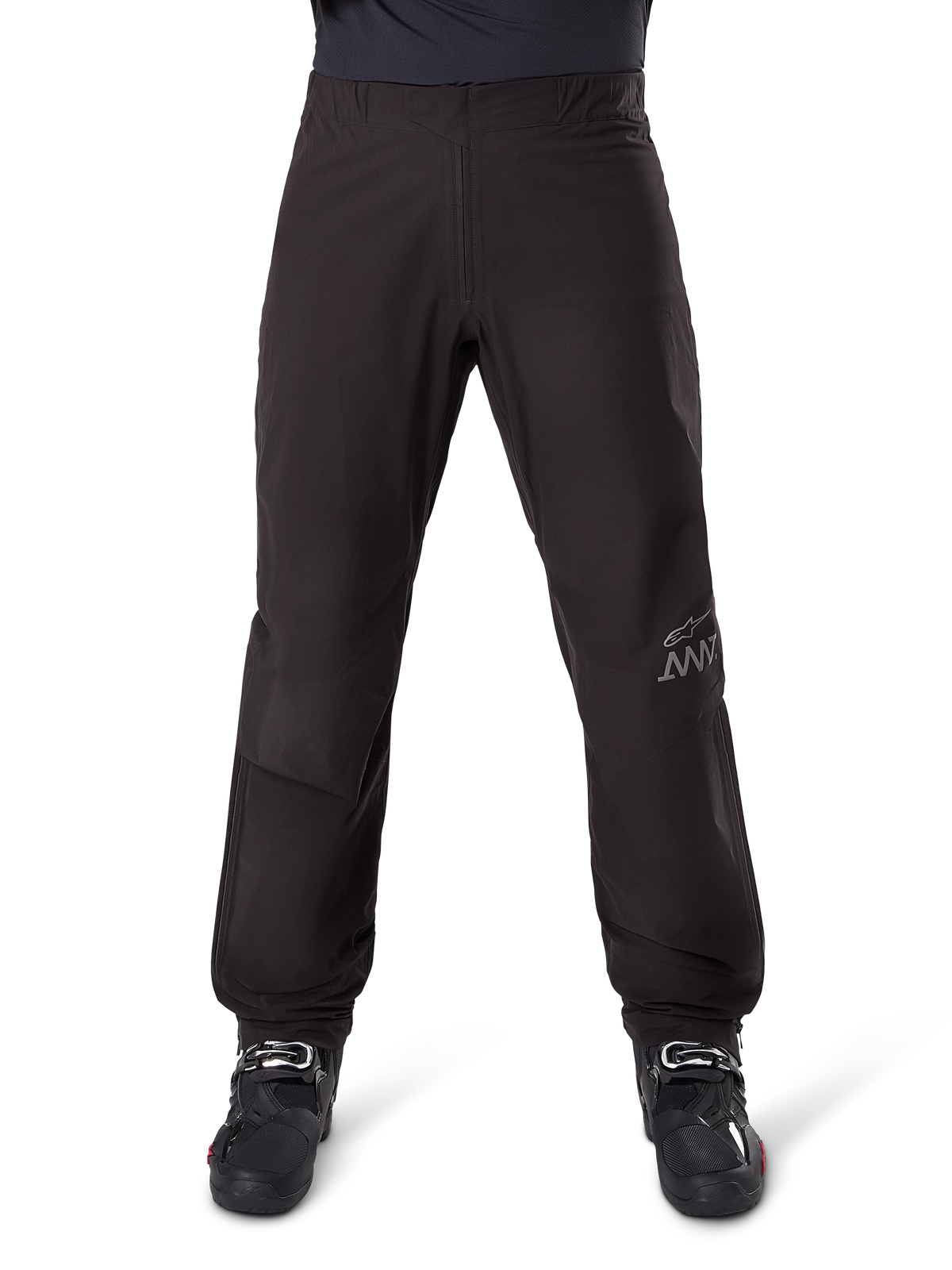 Alpinestars AMT-8 Stretch Drystar® XF Pant Liner, czarna podszewka do spodni motocyklowych, widok z przodu w czarnych butach motocyklowych, szare logo gwiazdy i branding AMT na nogawce, wszechstronna wodoodporna i wiatroodporna odzież motocyklowa