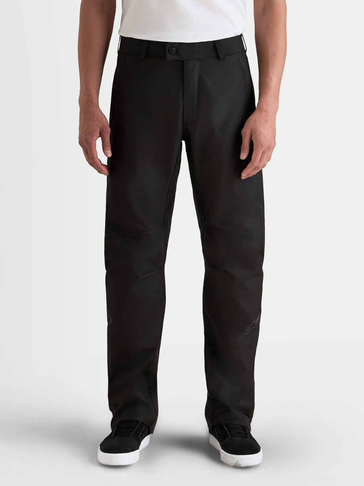 Alpinestars C-1 Waterproof spodnie motocyklowe męskie urban contemporary, czarne, widok z przodu na model w białym t-shircie, z trwałą powłoką poliestrową i prostym krojem