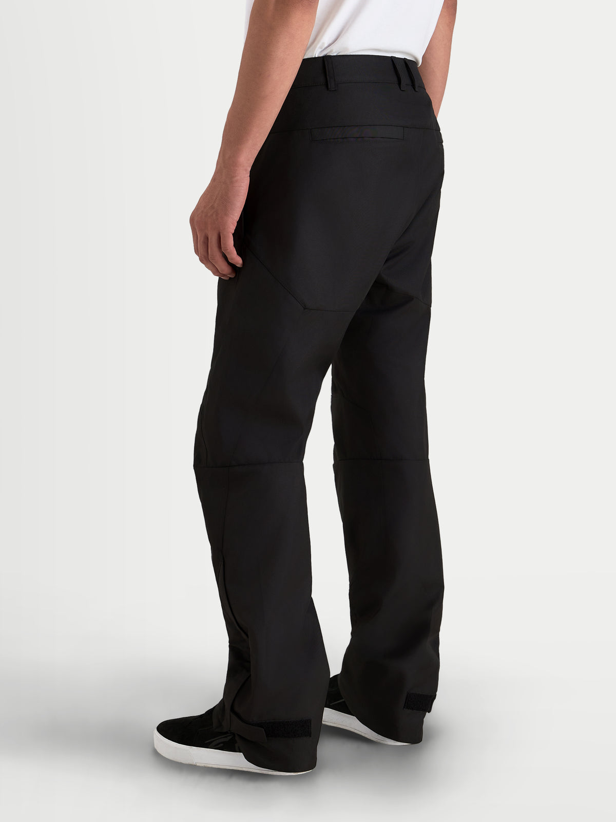 Alpinestars C-1 Waterproof spodnie motocyklowe męskie urban contemporary, czarne, widok z tyłu na trwale wykonaną powłokę z tkaniny poliestrowej i prosty krój na modelu