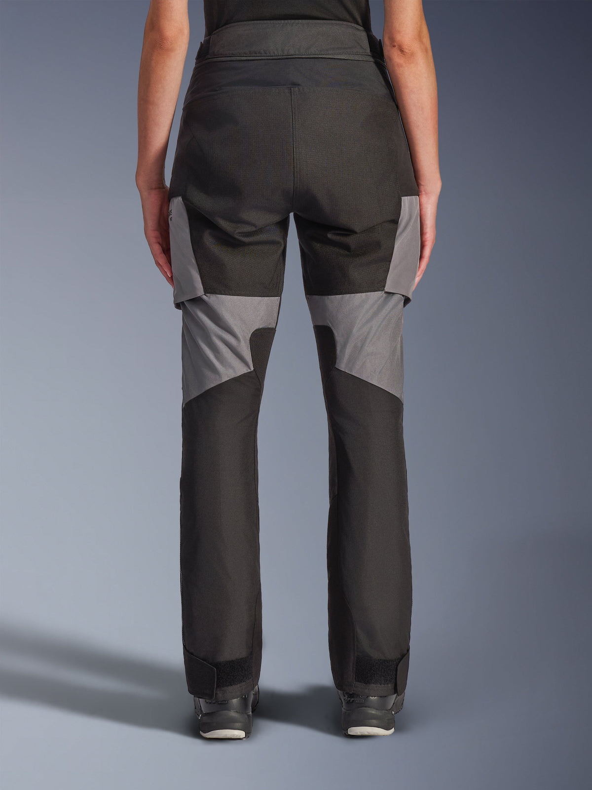 Spodnie Alpinestars Stella Andes V4 Drystar®, damskie spodnie motocyklowe, czarno-ciemnoszare, widok z tyłu prezentujący wytrzymałą konstrukcję tekstylną, szare panele na udach i dolnej części nogawek, zaprojektowane do jazdy typu adventure i szosowej.