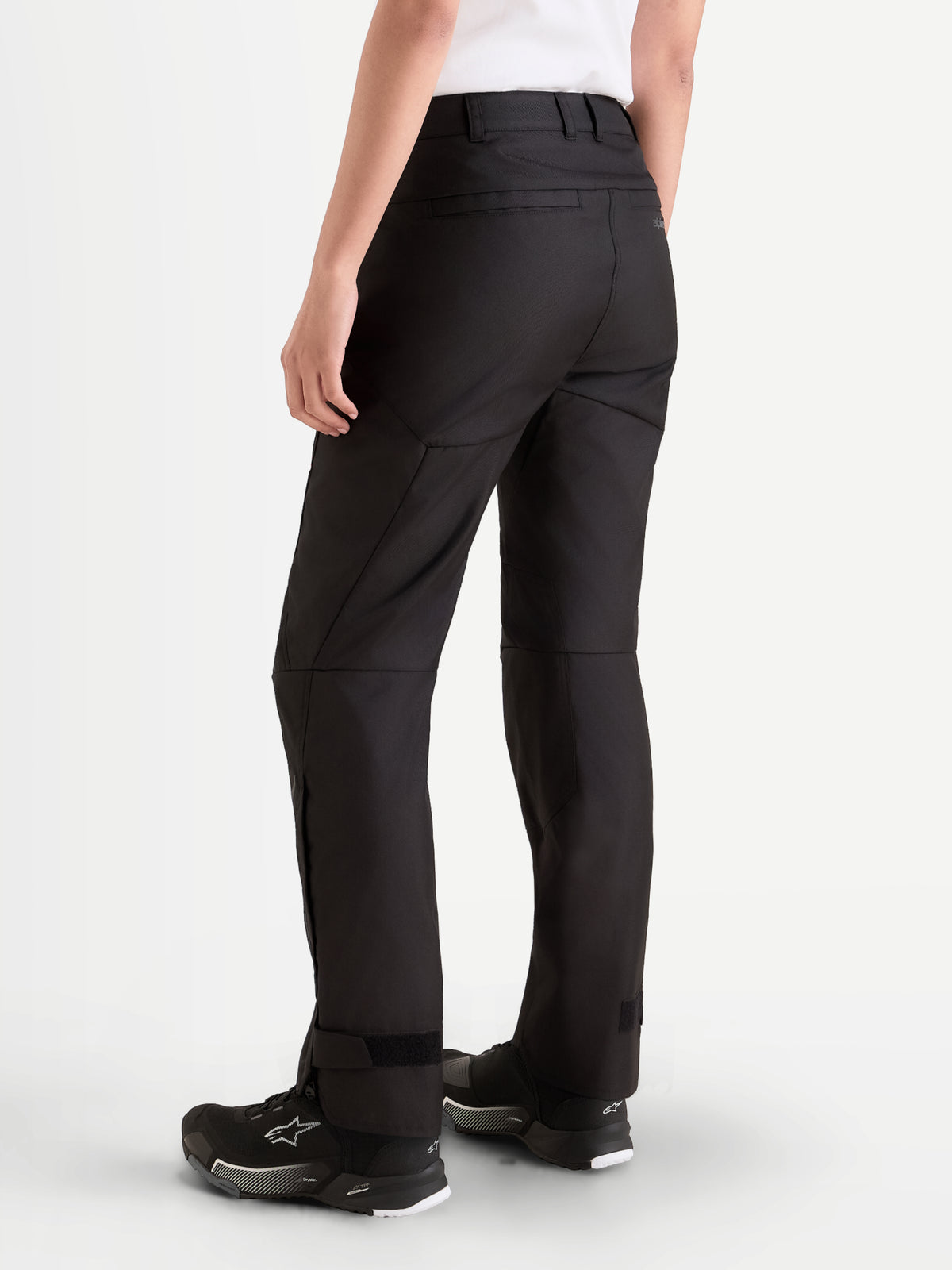 Alpinestars Stella C-1 Waterproof Spodnie motocyklowe miejskie damskie, czarne, widok z tyłu na model prezentujący trwałą konstrukcję polifabryczną, szlufki na pasek oraz proste nogawki