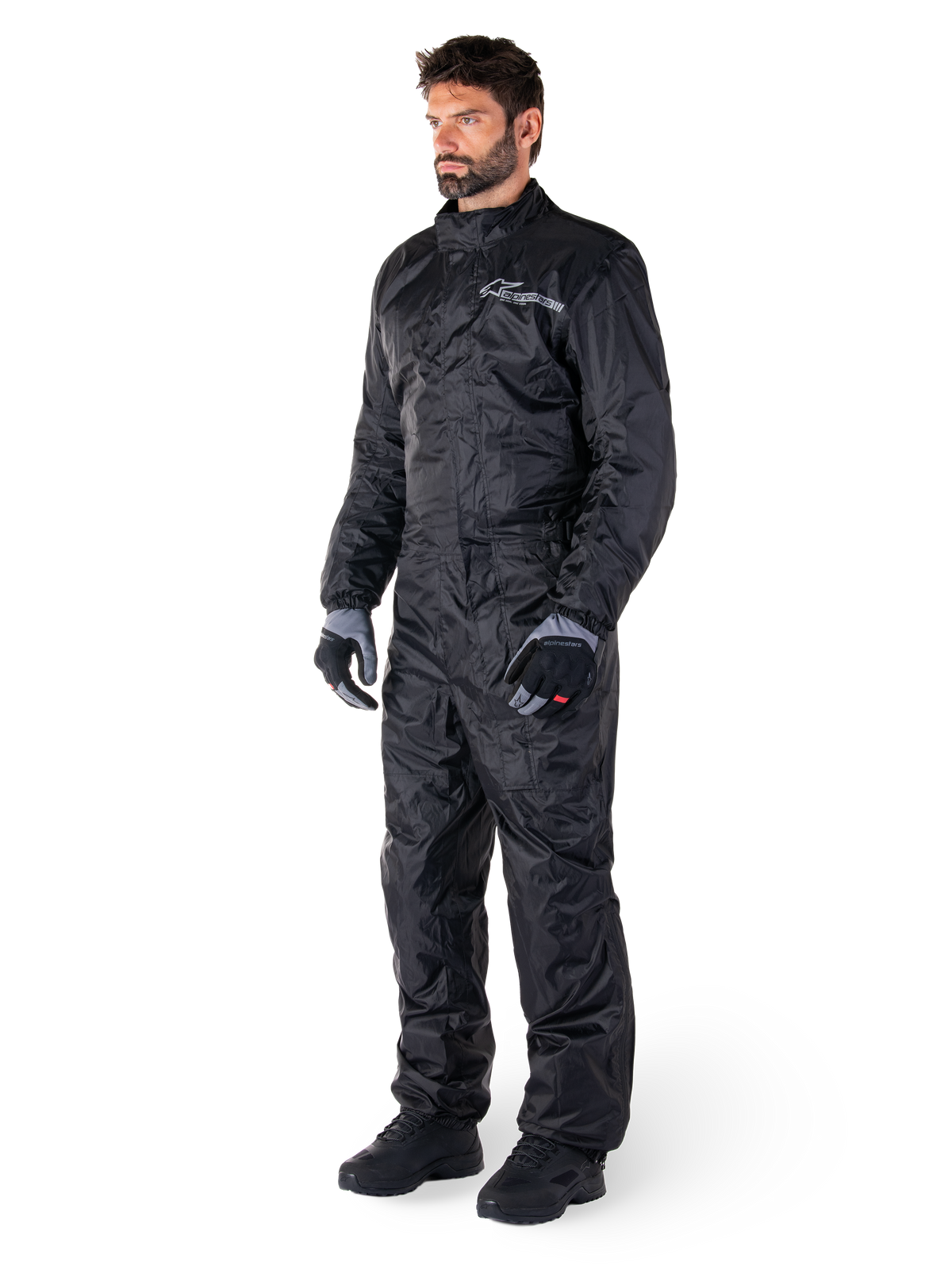 Alpinestars Hurricane Rain V2 Suit, czarny, jednoczęściowy wodoodporny motocyklowy kombinezon przeciwdeszczowy, noszony z rękawicami i butami, z odblaskowym logo Alpinestars na klatce piersiowej, lekka konstrukcja zapewniająca ochronę przed deszczem