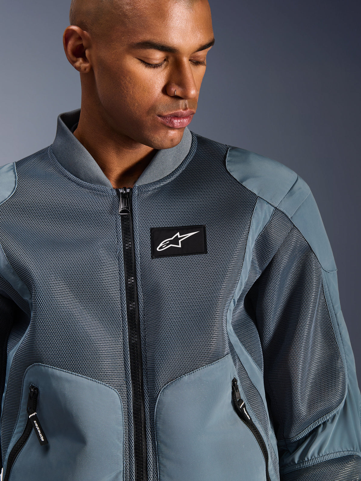 Kurtka Alpinestars Flight Air, Storm Gray, miejska kurtka motocyklowa z panelami z siatki 3D i żebrowanym kołnierzem w stylu bomber, czarna naszywka z logo Alpinestars na piersi, techniczny oddychający materiał na upalne dni